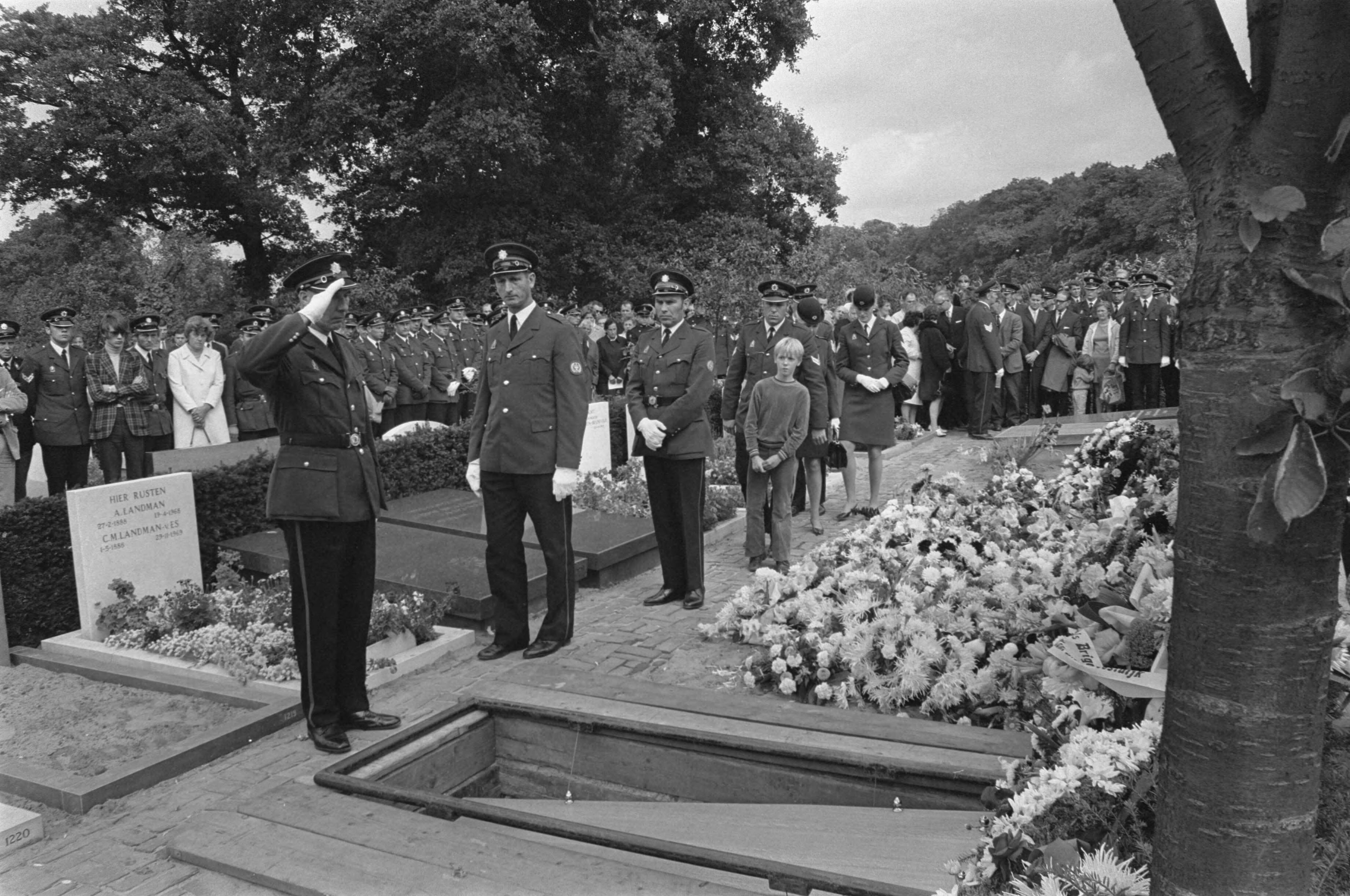 Fotocollectie Anefo — Hoofdagent J. Moolenaar , gedood bij gewapende overval door Zuid-Molukkers op woning Indonesische ambasadeur is met korpseer begraven, Wassenaar — Foto: Evers, Joost / Anefo. Licentie: Set B: Rechtenvrij / Publiek Domein. Bron: Nationaal Archief. http://hdl.handle.net/10648/aba24546-d0b4-102d-bcf8-003048976d84