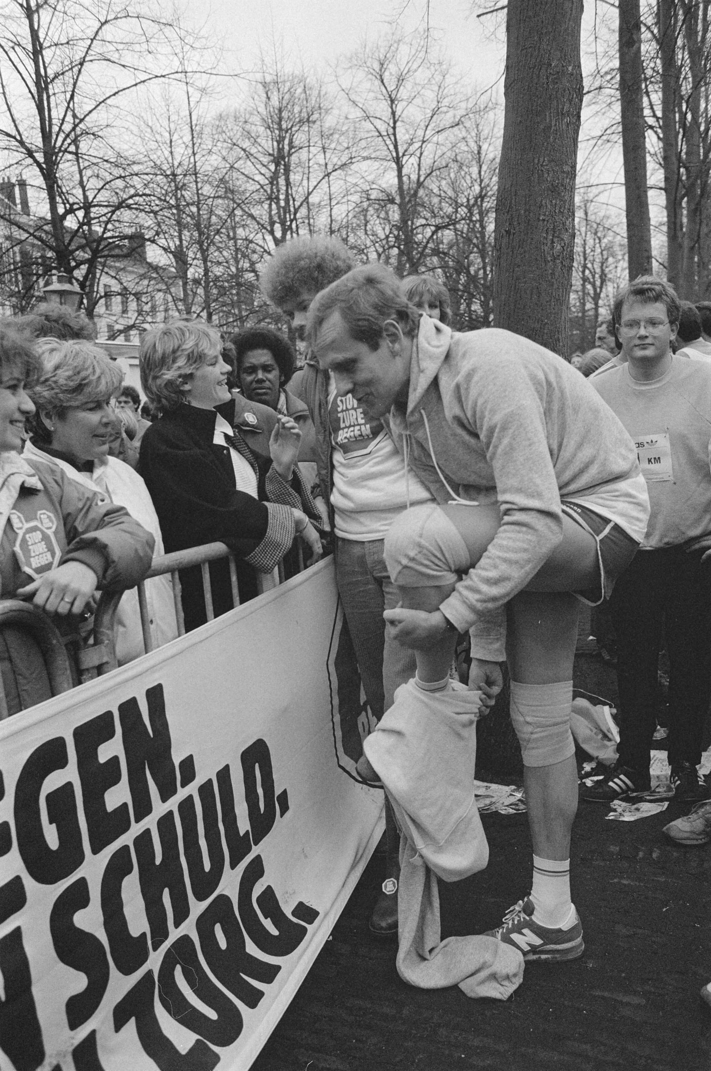Fotocollectie Anefo — Minister Winsemius loopt mee in halve marathon in Den Haag (shirt tegen zure regen) — Foto: Croes, Rob C. / Anefo. Licentie: Set B: Rechtenvrij / Publiek Domein. Bron: Nationaal Archief. http://hdl.handle.net/10648/ad44d58a-d0b4-102d-bcf8-003048976d84