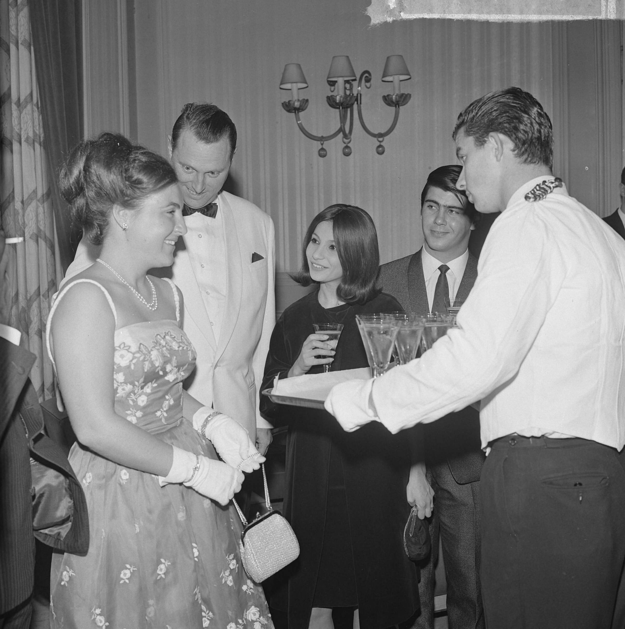 Grand Gala du Disque 1963 — Grand Gala du Disque Populair in het Kurhaus te Scheveningen. Esther en Abi Ofarim en prinses Margriet met Peter Schilperoort (Dutch Swing College Band) — Foto: Koch, Eric / Anefo. Licentie: Set B: Rechtenvrij / Publiek Domein. Bron: Nationaal Archief. http://hdl.handle.net/10648/aa497fac-d0b4-102d-bcf8-003048976d84