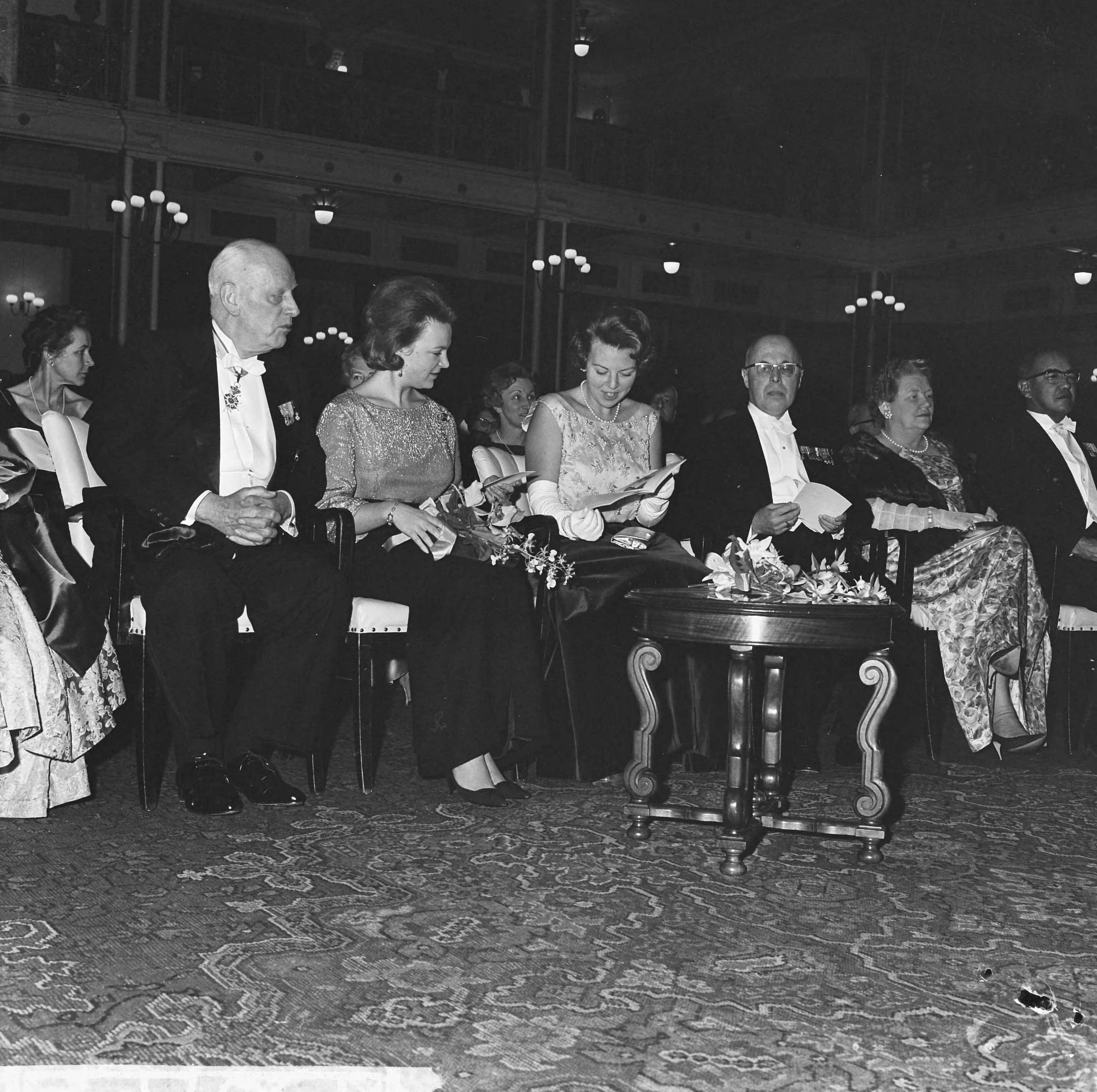 Fotocollectie Anefo — Prinses Beatrix en prinses Irene hebben in het Kurhaus te Scheveningen een galaconcert ter herdenking 150-jarig Koninkrijk bijgewoond. Vlnr. mr. J.A. Jonkman (voorzitter Eerste Kamer), prinses Irene, prinses Beatrix en minister van Staat L.J.M. Beel (vice-voorzitter comité Nationale Herdenking) — Foto: Koch, Eric / Anefo. Licentie: Set B: Rechtenvrij / Publiek Domein. Bron: Nationaal Archief. http://hdl.handle.net/10648/aa52ecae-d0b4-102d-bcf8-003048976d84