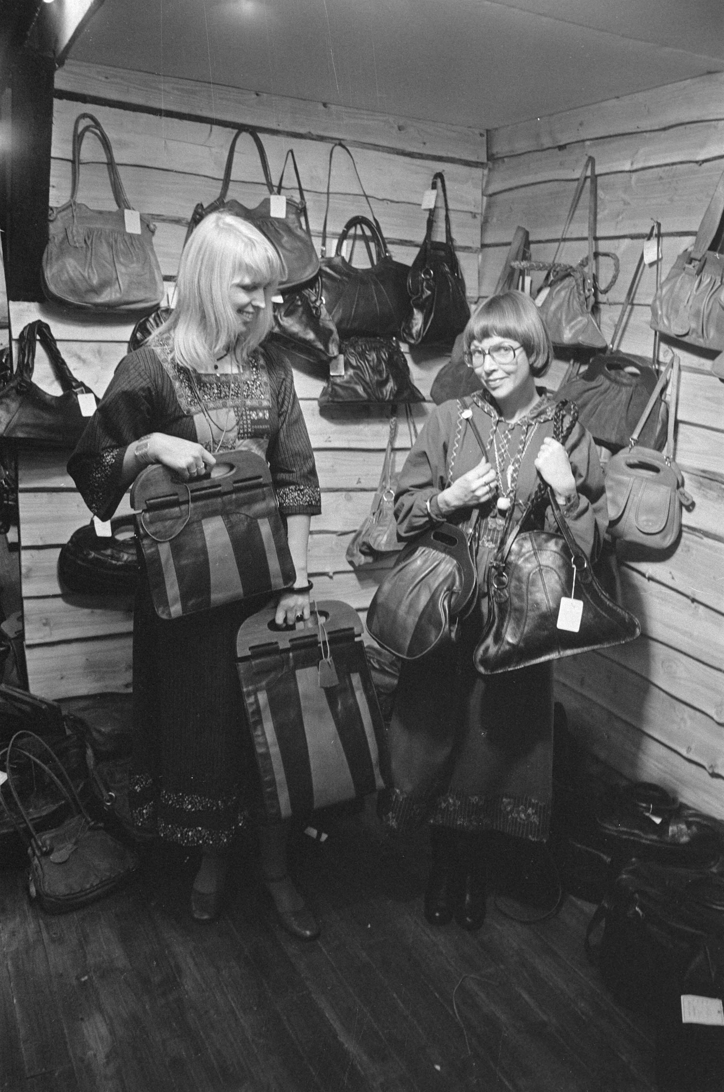 Fotocollectie Anefo — Lederwarenbeurs in Jaarbeurs te Utrecht; de mode: hoge damestassen — Foto: Bogaerts, Rob / Anefo. Licentie: Set B: Rechtenvrij / Publiek Domein. Bron: Nationaal Archief. http://hdl.handle.net/10648/ac7a4e50-d0b4-102d-bcf8-003048976d84