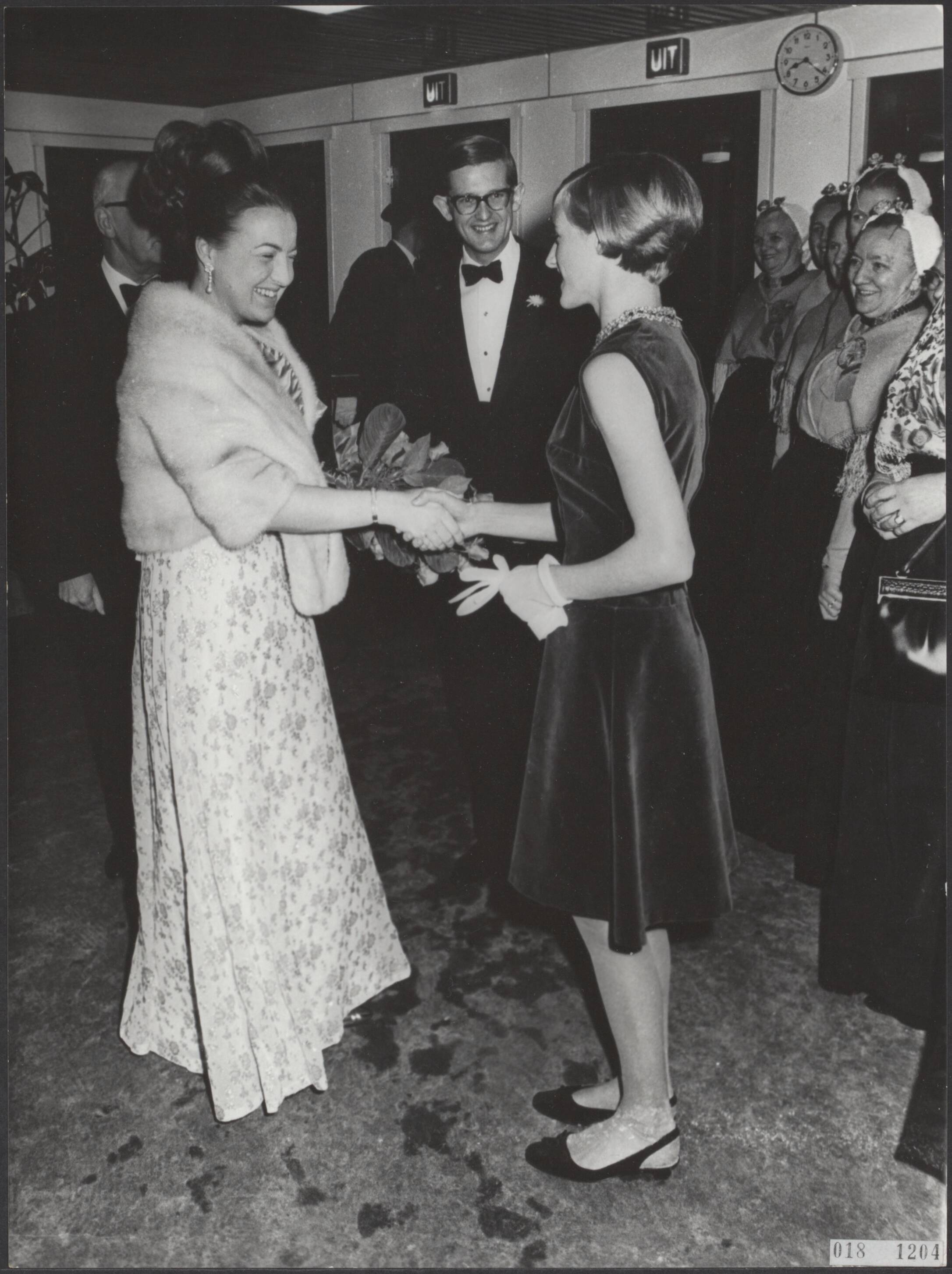 Fotocollectie Elsevier Binnenland — Feestelijke voorstelling in het Circusgebouw te Scheveningen voor de koninklijke gasten t.g.v. het huwelijk van prinses Margriet en mr. Pieter van Vollenhoven. Een jonge vrouw schudt de hand van prinses Margriet bij aankomst — Foto: Kroon, Ron / Anefo. Licentie: Set B: Rechtenvrij / Publiek Domein. Bron: Nationaal Archief. http://hdl.handle.net/10648/adc49a54-d0b4-102d-bcf8-003048976d84