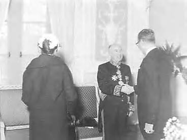 Fotocollectie Anefo — Nieuwjaarsreceptie van de Commissaris der Koningin in Noord Holland dr. M. J. Prinsen te Haarlem, burgemeester G. van Hall van Amsterdam is een van de aanwezigen — Foto: Behrens, Herbert F. / Anefo. Licentie: Set B: Rechtenvrij / Publiek Domein. Bron: Nationaal Archief. http://hdl.handle.net/10648/a98b405a-d0b4-102d-bcf8-003048976d84