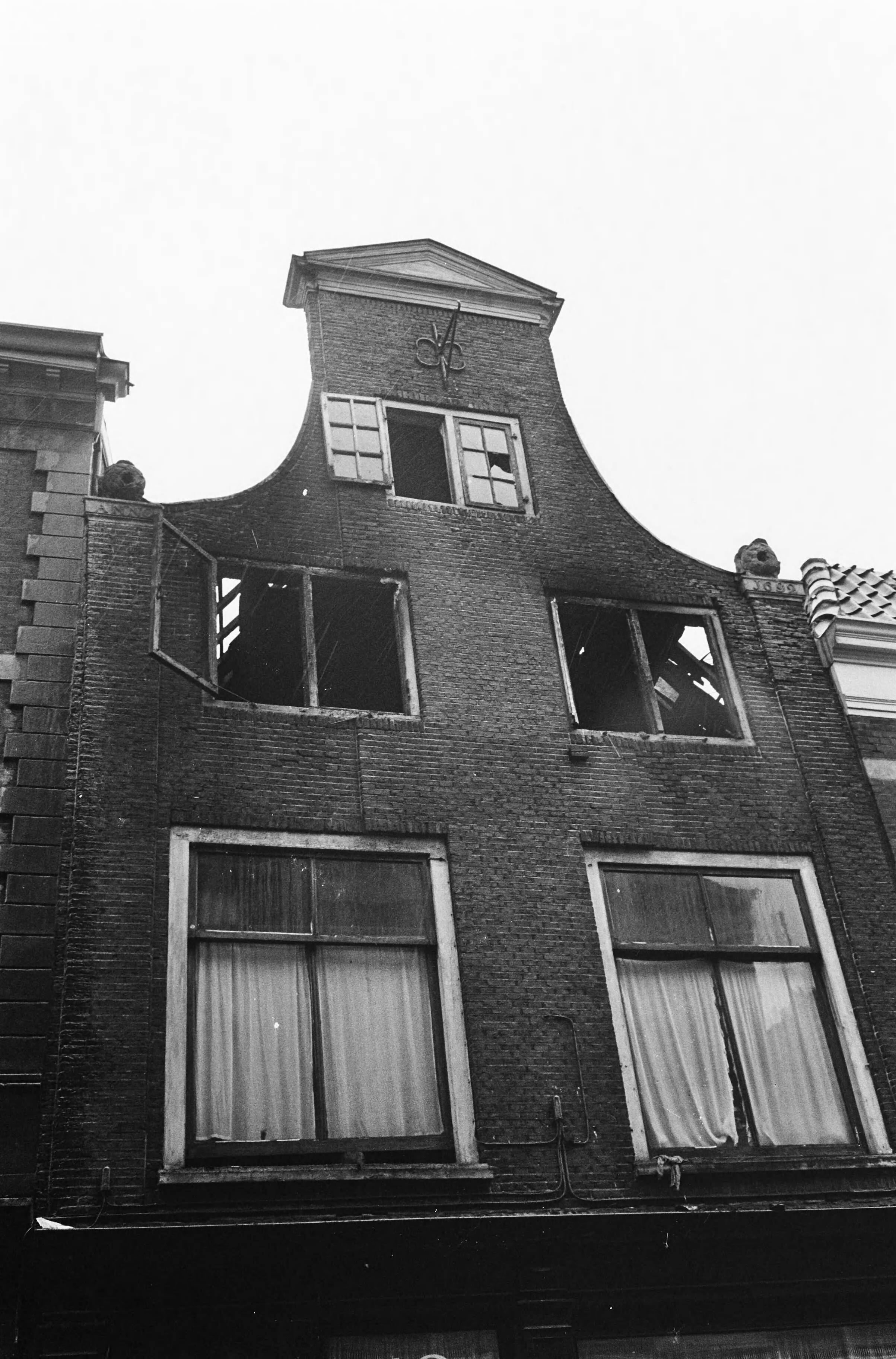 Fotocollectie Anefo — Brand in Haarlem in de Schaggelstraat, de afgebrande woning — Foto: Pot, Harry / Anefo (1). Licentie: Set B: Rechtenvrij / Publiek Domein. Bron: Nationaal Archief. http://hdl.handle.net/10648/aa719834-d0b4-102d-bcf8-003048976d84