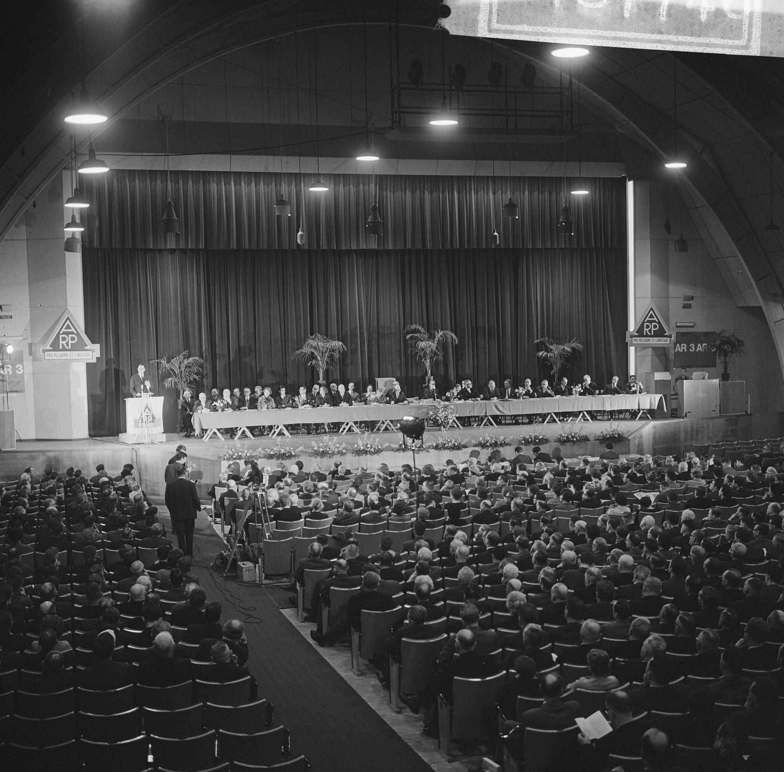 Fotocollectie Anefo — Vergadering AR-partij te Utrecht, overzicht — Foto: Koch, Eric / Anefo. Licentie: Set B: Rechtenvrij / Publiek Domein. Bron: Nationaal Archief. http://hdl.handle.net/10648/aada9d98-d0b4-102d-bcf8-003048976d84