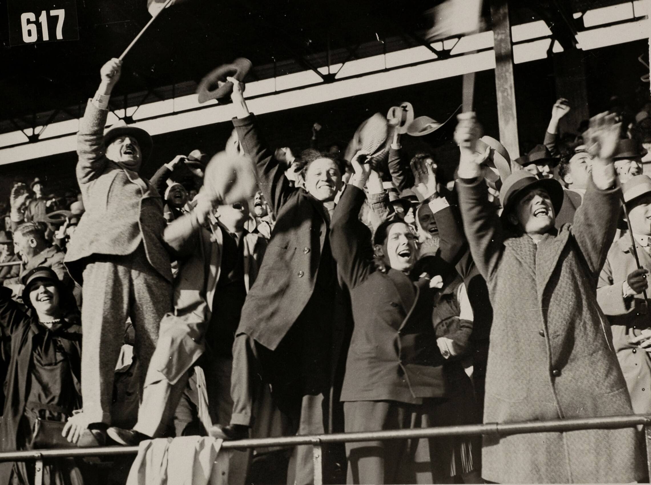 Sport — Sport. Olympische Spelen 1928 Amsterdam, Nederland : Juichende toeschouwers op de tribune van het olympisch stadion. — Foto: Fotograaf Onbekend / Algemeen Fotobureau Amsterdam / Spaarnestad Photo (05887). Licentie: Set B: Rechtenvrij / Publiek Domein. Bron: Nationaal Archief. http://hdl.handle.net/10648/35429da6-d569-a382-e063-6df0900a6686