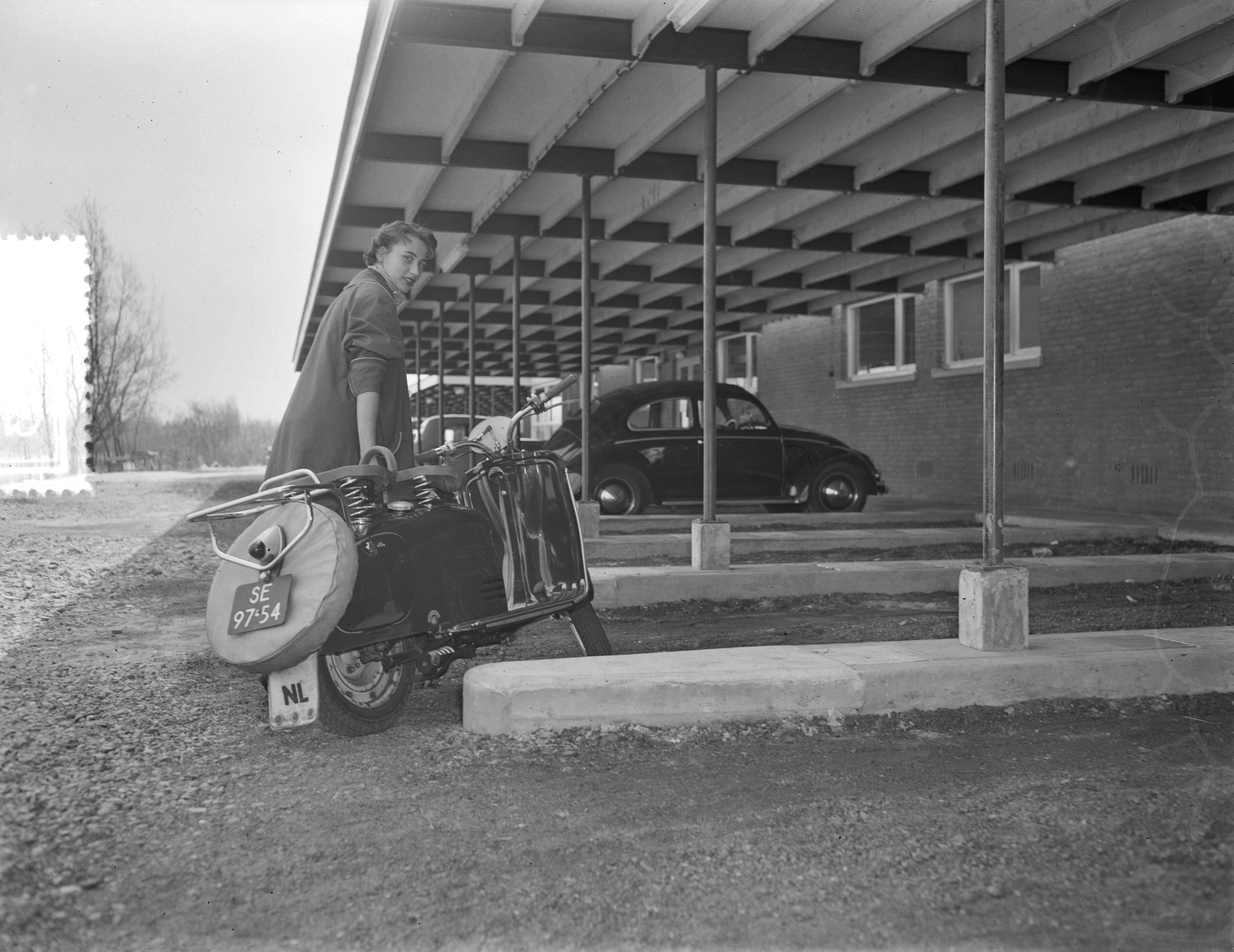 Motel aan de Rijksweg te Voorburg — Motel "Hoornwijck" aan de Rijksweg te Voorburg. Overdekte parkeerplaatsen. Vrouw met motorscooter — Foto: Pot, Harry / Anefo. Licentie: Set B: Rechtenvrij / Publiek Domein. Bron: Nationaal Archief. http://hdl.handle.net/10648/a947267c-d0b4-102d-bcf8-003048976d84