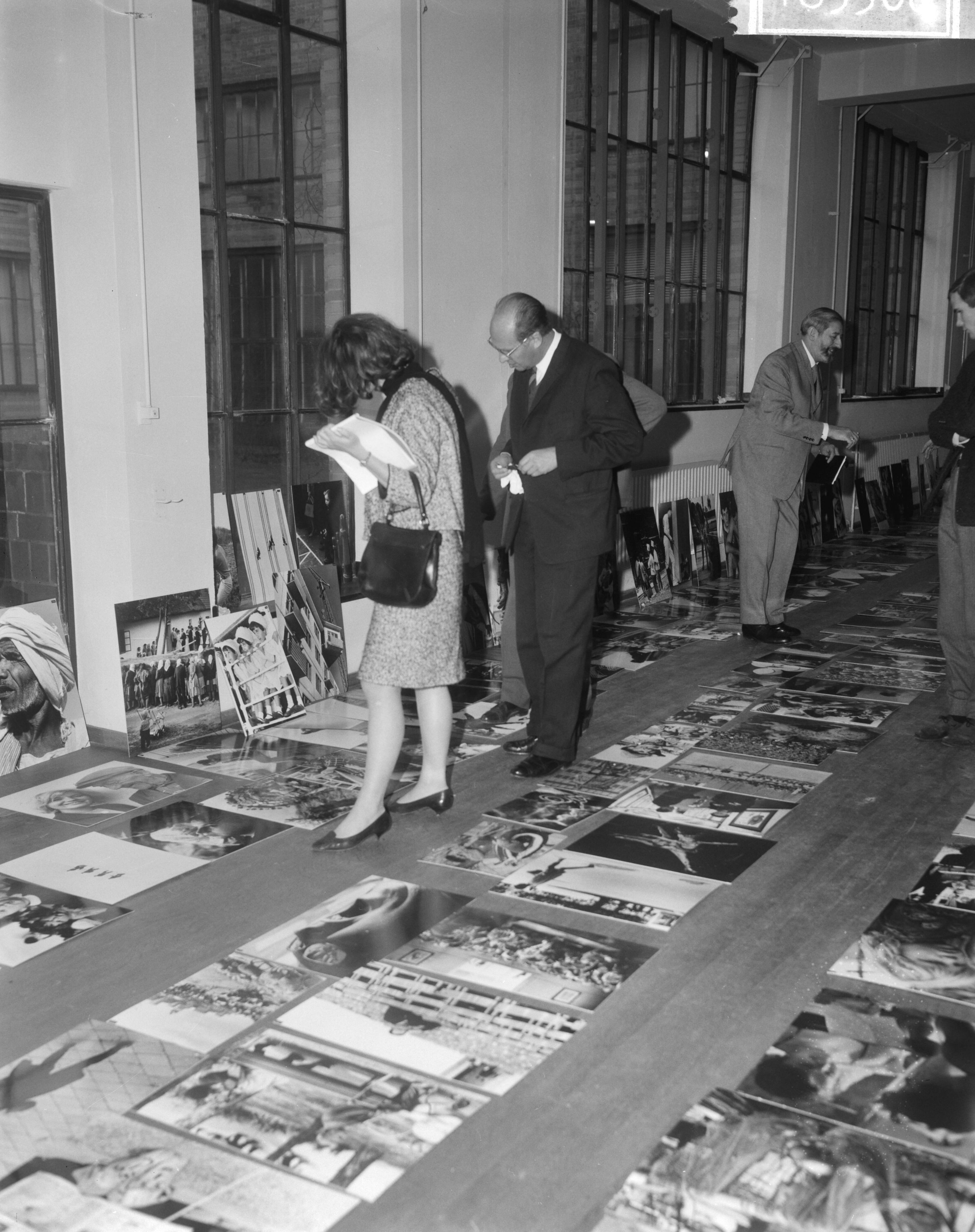 Fotocollectie Anefo — Fotografiewedstrijd World Press Photo in het Gemeentemuseum te Den Haag; de juryleden aan het werk — Foto: Bilsen, Joop van / Anefo. Licentie: Set B: Rechtenvrij / Publiek Domein. Bron: Nationaal Archief. http://hdl.handle.net/10648/aad0fefa-d0b4-102d-bcf8-003048976d84