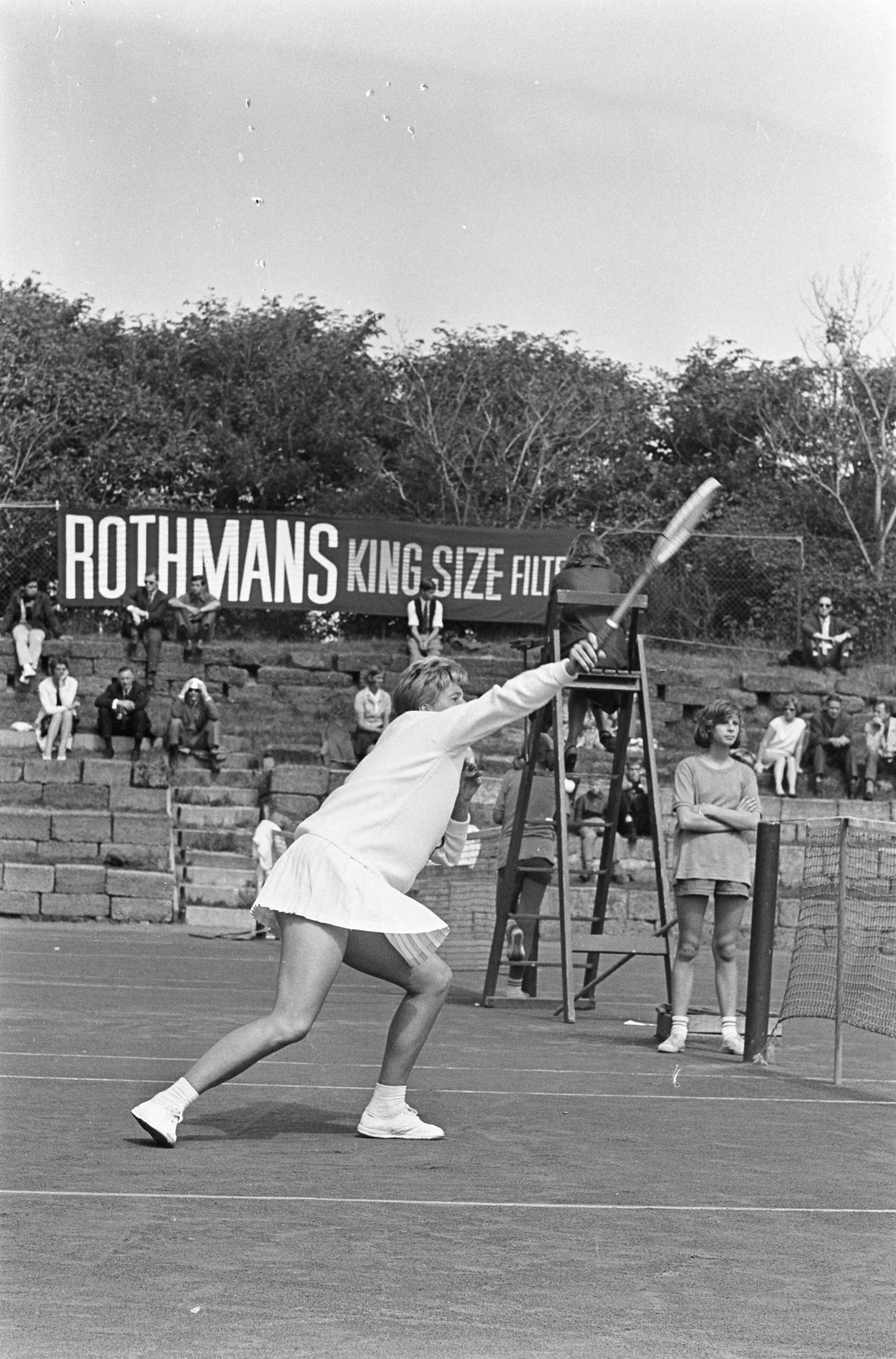 Fotocollectie Anefo — Nederlandse tenniskampioenschappen op de METS-banen te Scheveningen, Elly Krocke in actie — Foto: Koch, Eric / Anefo. Licentie: Set B: Rechtenvrij / Publiek Domein. Bron: Nationaal Archief. http://hdl.handle.net/10648/aab9e454-d0b4-102d-bcf8-003048976d84