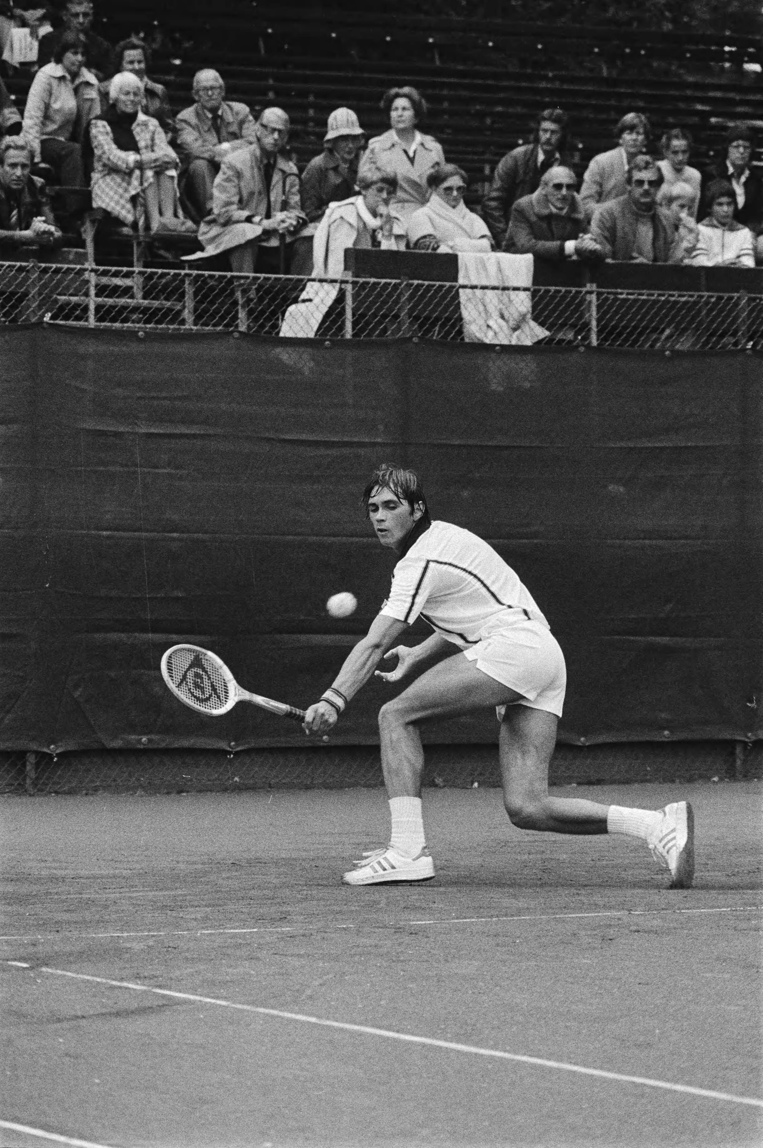 Internationale Tenniskampioenschappen van Nederland 't Melkhuisje 1979 — Theo Gorter in aktie — Foto: Suyk, Koen / Anefo. Licentie: Set B: Rechtenvrij / Publiek Domein. Bron: Nationaal Archief. http://hdl.handle.net/10648/acce0cfc-d0b4-102d-bcf8-003048976d84