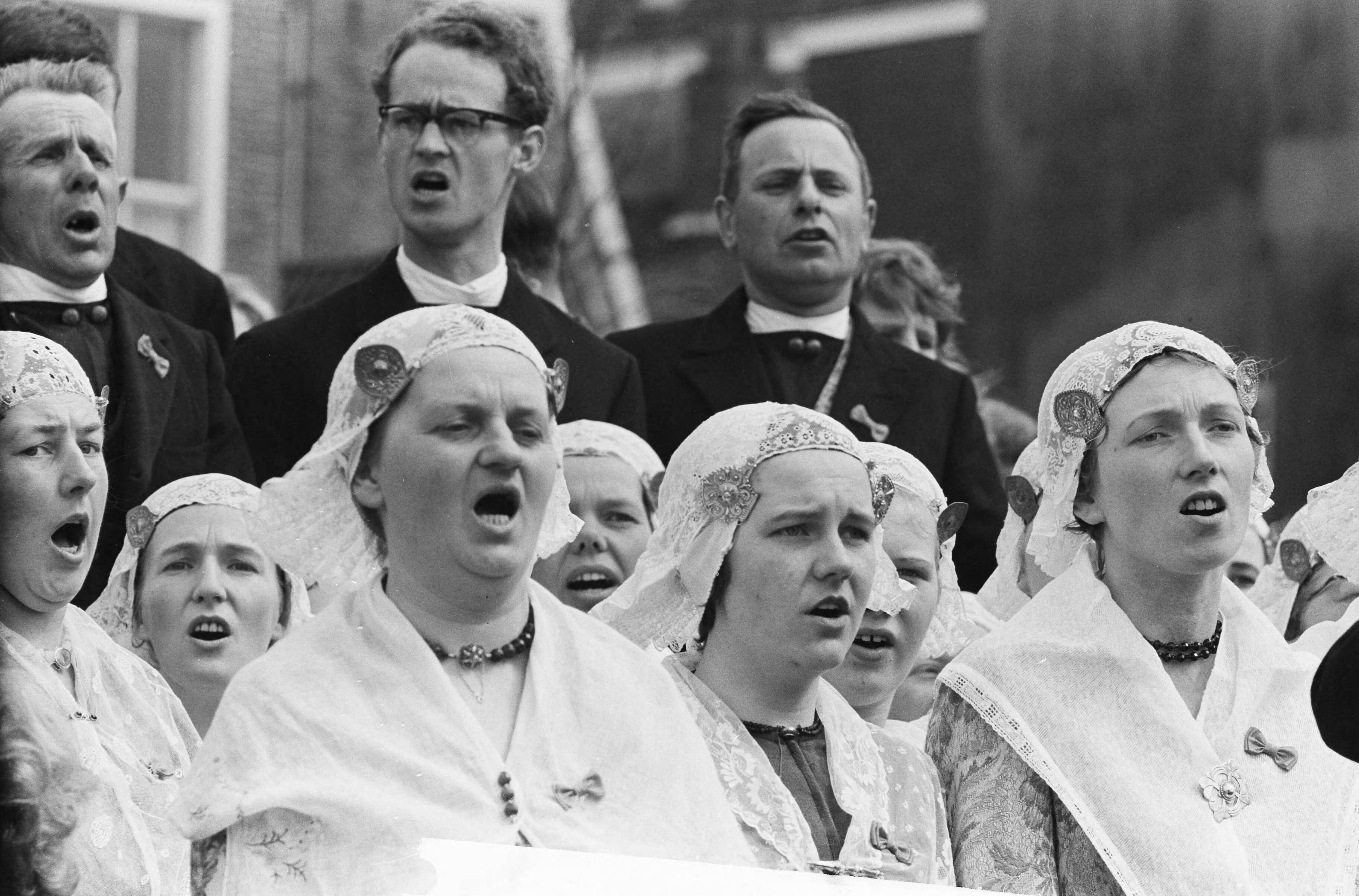 Koninklijk bezoek aan Groningen en Friesland (1962) — Koninklijk bezoek aan Leeuwarden — Foto: Pot, Harry / Anefo. Licentie: Set B: Rechtenvrij / Publiek Domein. Bron: Nationaal Archief. http://hdl.handle.net/10648/aa06e1e2-d0b4-102d-bcf8-003048976d84