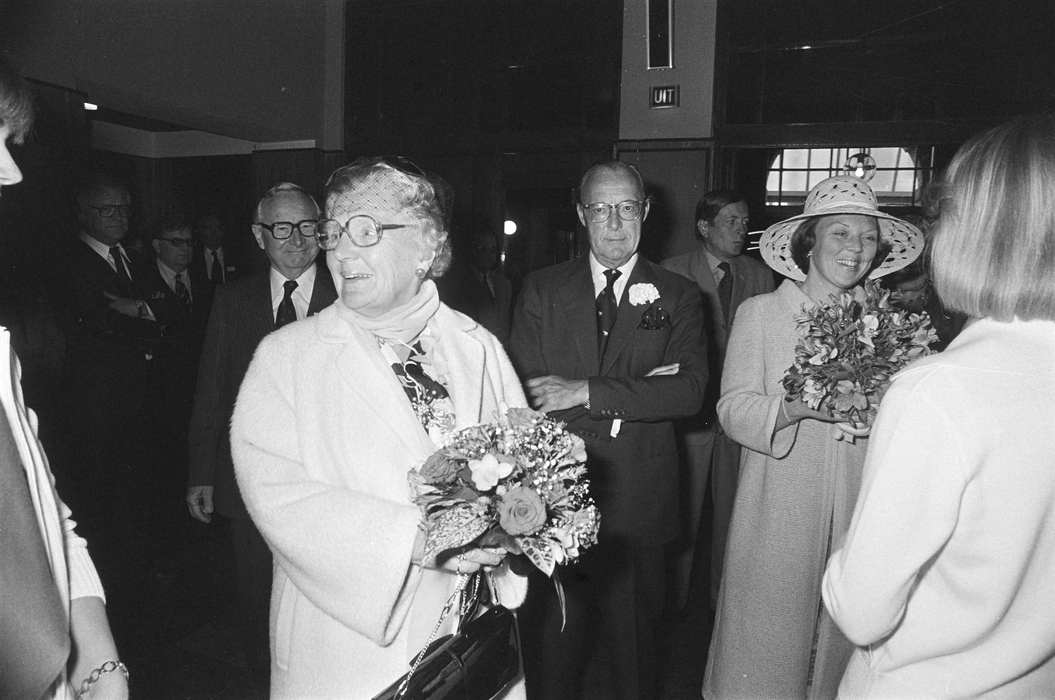 Fotocollectie Anefo — Viering 200-jarig bestaan Nederlandse Mij voor Nijverheid en Handel in Concertgebouw te Haarlem; vlnr HM, Bernhard en Beatrix — Foto: Suyk, Koen / Anefo. Licentie: Set B: Rechtenvrij / Publiek Domein. Bron: Nationaal Archief. http://hdl.handle.net/10648/ac9d88a2-d0b4-102d-bcf8-003048976d84