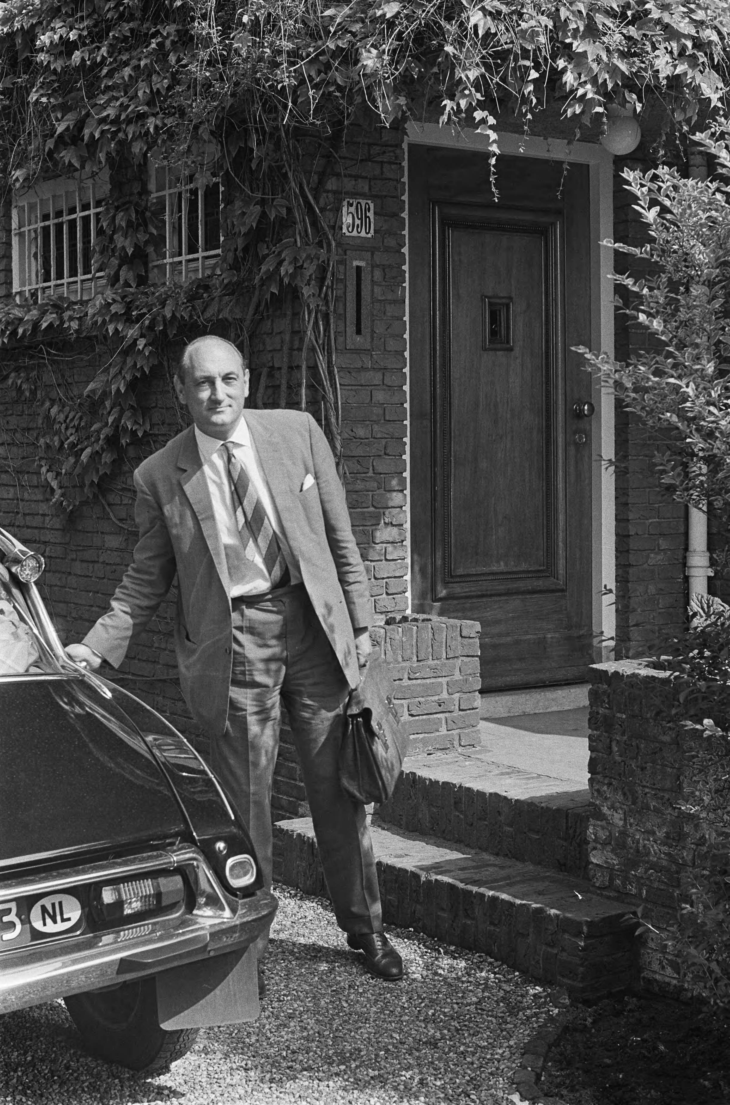 Fotocollectie Anefo — Kabinetsinformateur prof. dr. L.J.M. Beel ontving fractievoorzitters in zijn woning te Wassenaar. Aankomst mr. Toxopeus (VVD) — Foto: Gelderen, Hugo van / Anefo. Licentie: Set B: Rechtenvrij / Publiek Domein. Bron: Nationaal Archief. http://hdl.handle.net/10648/aa3dad6c-d0b4-102d-bcf8-003048976d84