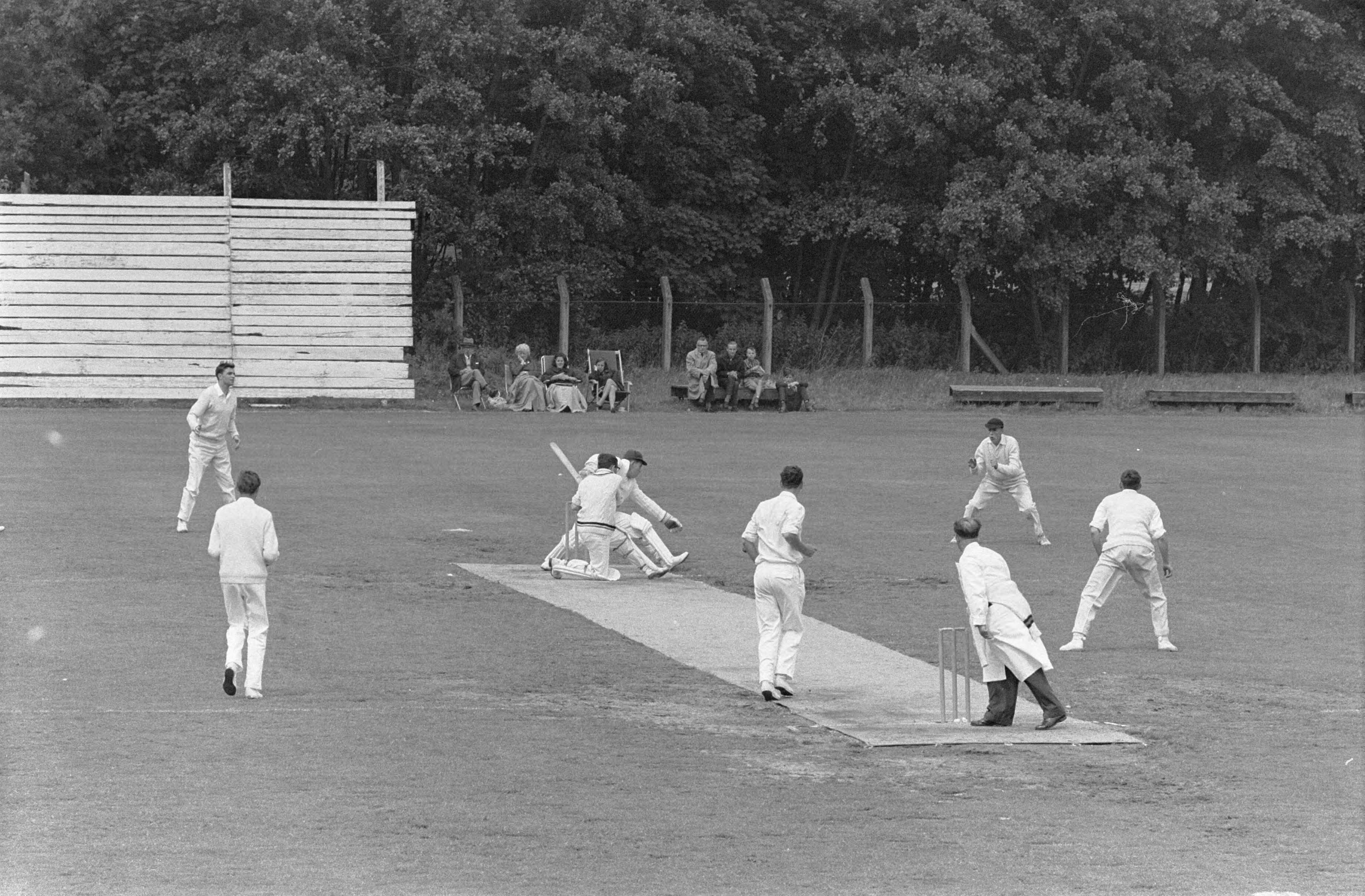 Fotocollectie Anefo — Cricket. Rood en Wit tegen HBS te Haarlem. Spelmoment — Foto: Pot, Harry / Anefo. Licentie: Set B: Rechtenvrij / Publiek Domein. Bron: Nationaal Archief. http://hdl.handle.net/10648/aa3e0e88-d0b4-102d-bcf8-003048976d84