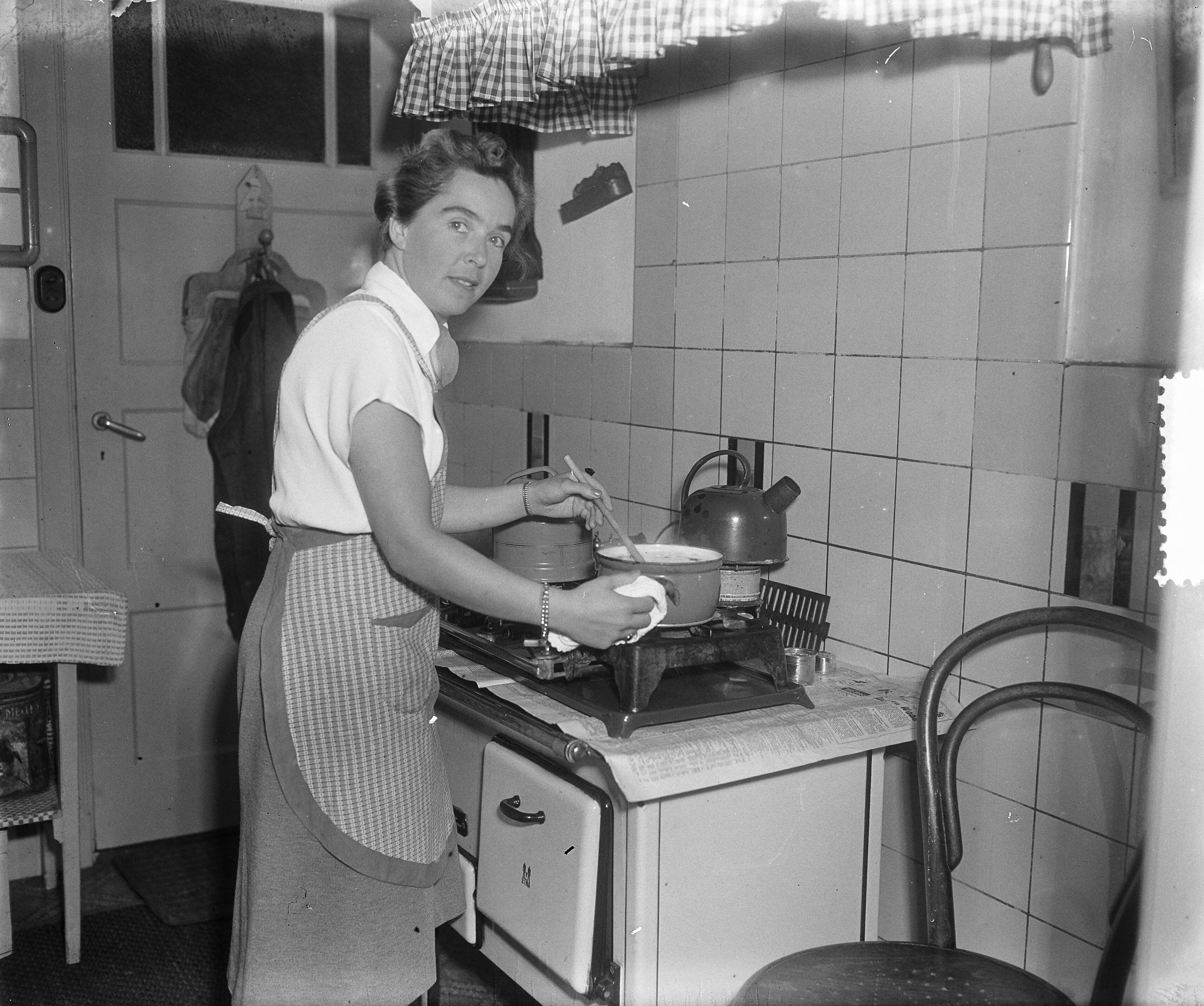 Toos van Dongen Hilversum — Zangeres Toos van Dongen in Hilversum [de zangeres achter het fornuis] — Foto: Pot, Harry / Anefo. Licentie: Set B: Rechtenvrij / Publiek Domein. Bron: Nationaal Archief. http://hdl.handle.net/10648/a8ff7502-d0b4-102d-bcf8-003048976d84