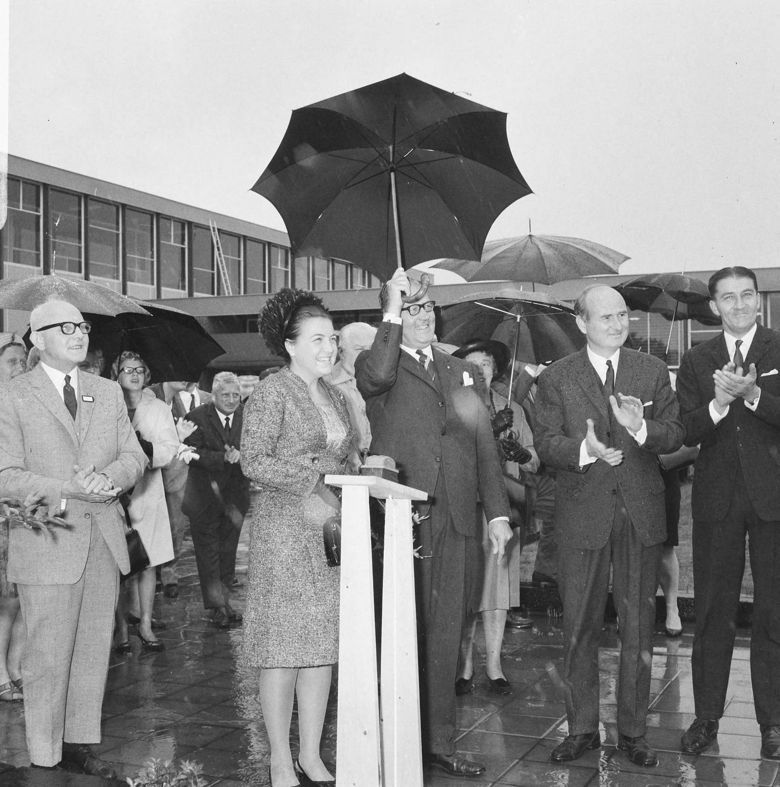 Fotocollectie Anefo — Prinses Margriet opende LTS te Soest, prinses Margriet tijdens onthulling — Foto: Kroon, Ron / Anefo. Licentie: Set B: Rechtenvrij / Publiek Domein. Bron: Nationaal Archief. http://hdl.handle.net/10648/aaf055e8-d0b4-102d-bcf8-003048976d84