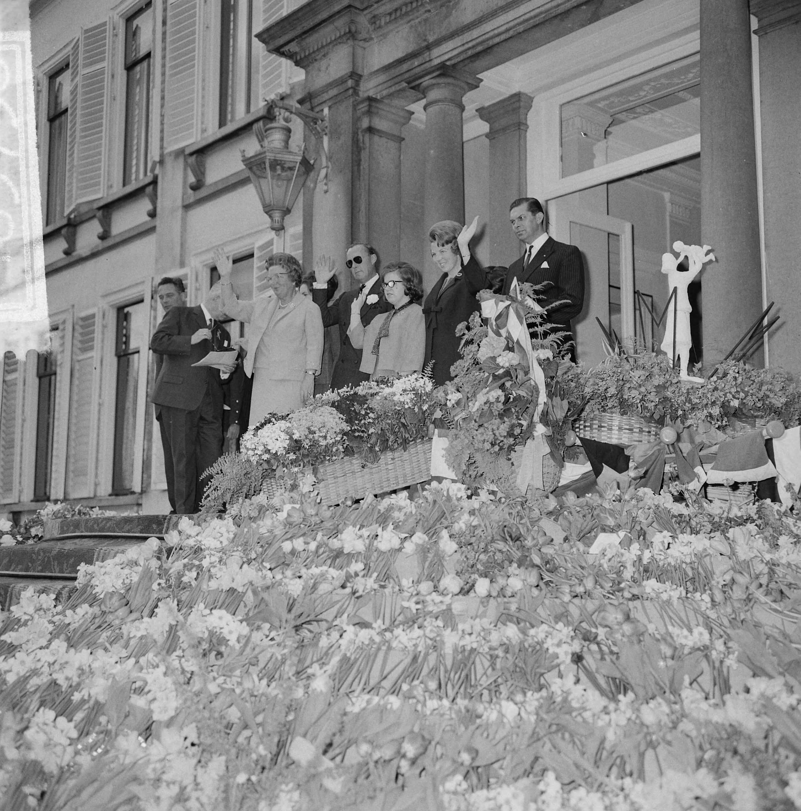 Koninginnedag 1964 — Defilé Soestdijk, koninklijke familie op bordes — Foto: Nijs, Jac. de / Anefo. Licentie: Set B: Rechtenvrij / Publiek Domein. Bron: Nationaal Archief. http://hdl.handle.net/10648/aa66e114-d0b4-102d-bcf8-003048976d84