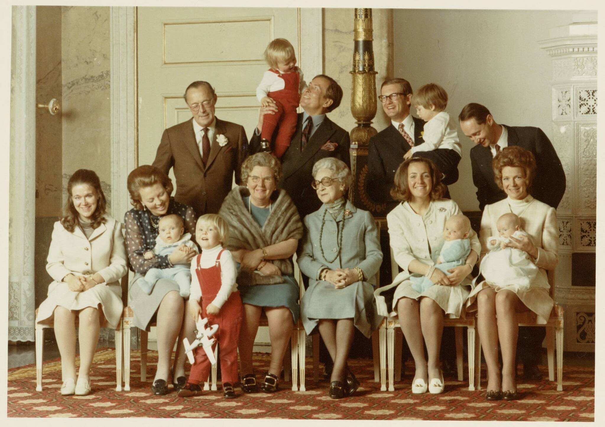 Fotocollectie RVD / Koninklijk Huis — Foto Koninklijke Familie uit 1970 op Paleis Soestdijk Vooraan: prinses Christina, prinses Beatrix met prins Constantijn, prinses Armgard, prinses Irene met prins Carlos, prinses Margriet met prins Bernhard jr. Achteraan: prins Bernhard, prins Claus met prins Johan Friso, mr. Pieter van Vollenhoven met prins Maurits, prins Carel Hugo — Foto: Koot, Max / RVD. Licentie: Set B: Rechtenvrij / Publiek Domein. Bron: Nationaal Archief. http://hdl.handle.net/10648/afabe4d0-d0b4-102d-bcf8-003048976d84