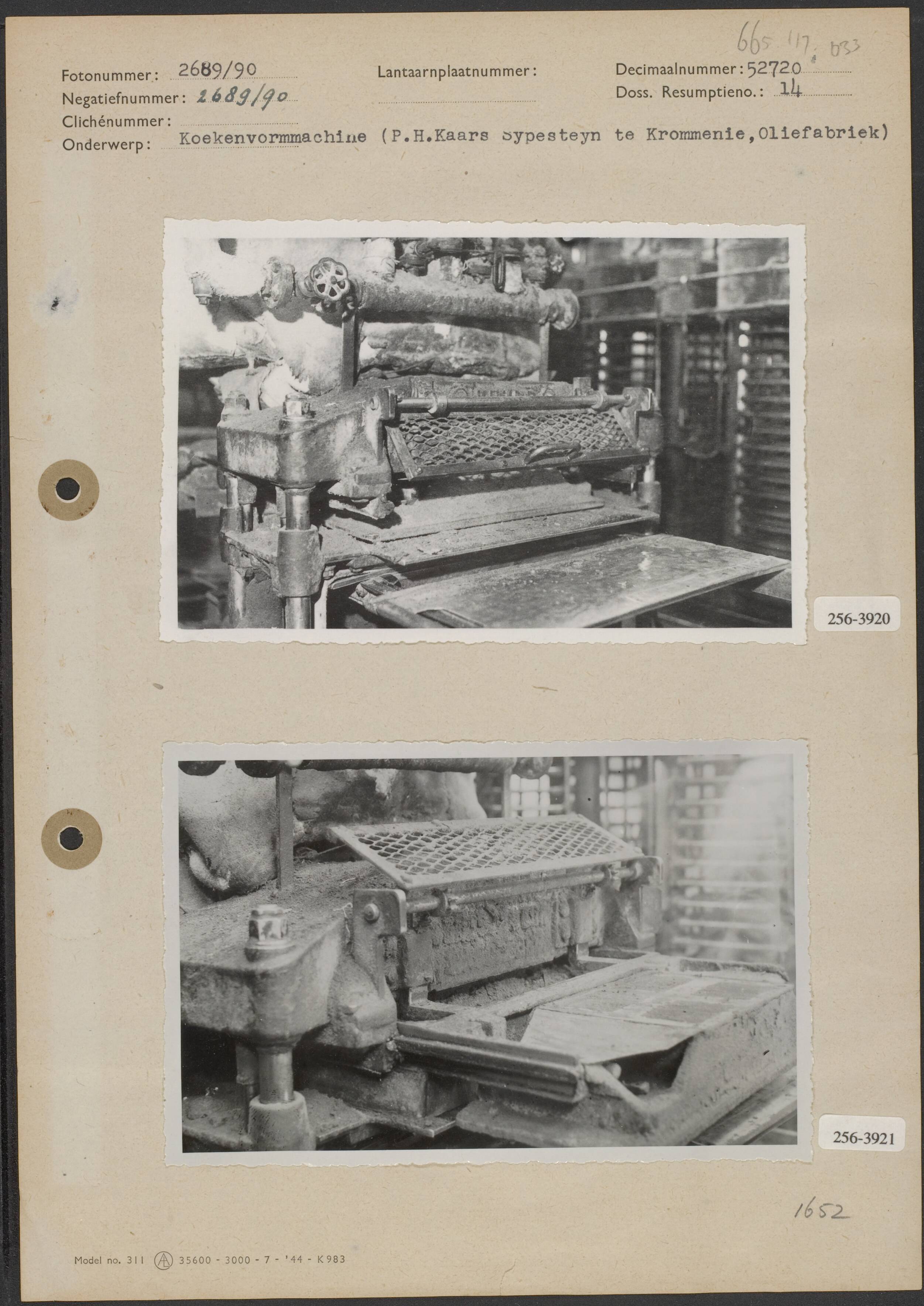 Veevoederfabriek — Foto 1: Veekoekenvormmachine bij Oliefabriek P.H. Kaars Sijpesteyn te Krommenie (9,5x14,5 cm; Fotograaf onbekend) Foto 2: Veekoekenvormmachine bij Oliefabriek P.H. Kaars Sijpesteyn te Krommenie (9,5x14,5 cm; Fotograaf onbekend) — Foto: Onbekend / Publiek Domein of Rechtenvrij. Licentie: Set B: Rechtenvrij / Publiek Domein. Bron: Nationaal Archief. http://hdl.handle.net/10648/b06a1c48-d0b4-102d-bcf8-003048976d84