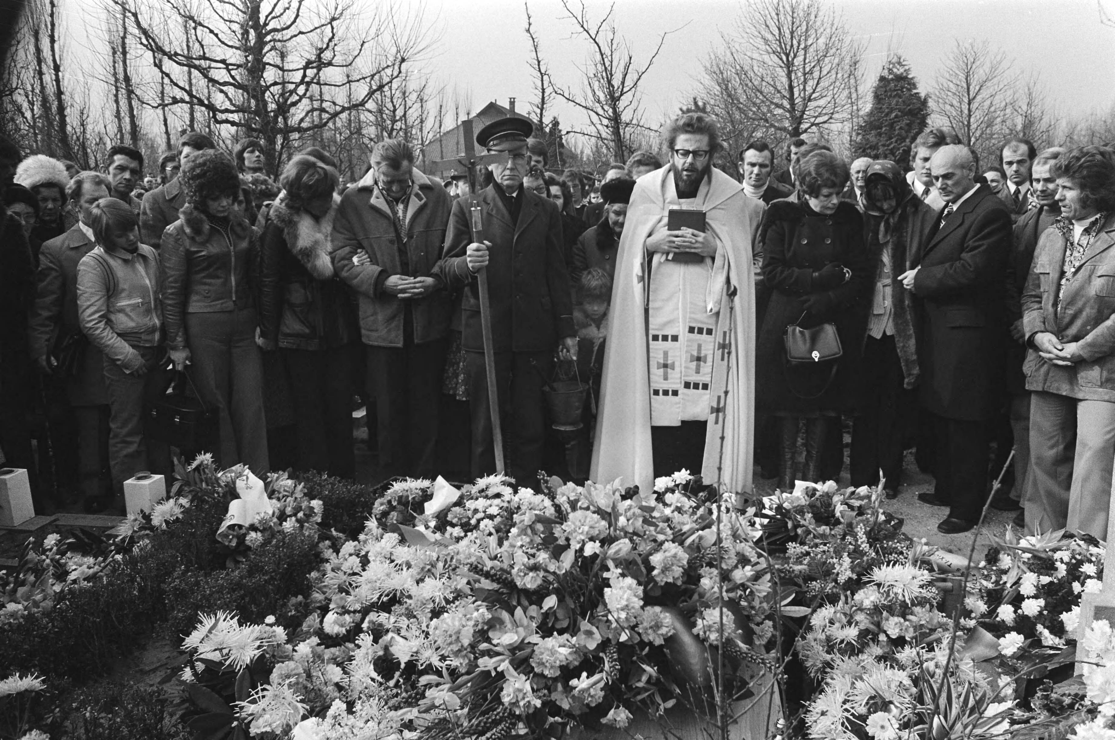 Fotocollectie Anefo — Vermoorde taxichauffeur Gerard Hofstede in Den Haag begraven; weduwe Hofstede aan het graf met familie etc. — Foto: Mieremet, Rob / Anefo. Licentie: Set B: Rechtenvrij / Publiek Domein. Bron: Nationaal Archief. http://hdl.handle.net/10648/ac7ed2a4-d0b4-102d-bcf8-003048976d84