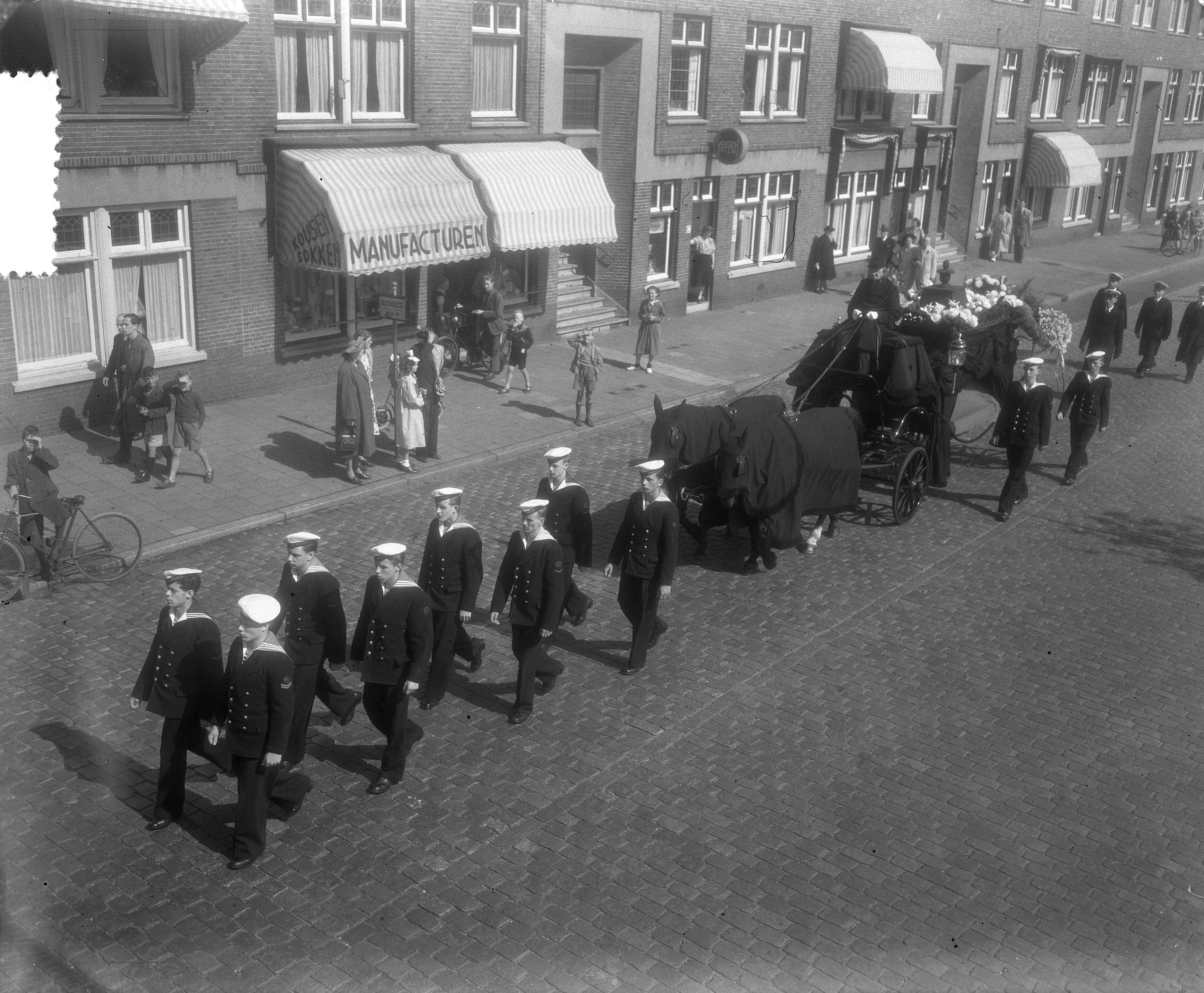 Marine begrafenis van hofmeester Tweede Klasse W. Kappers te Den Haag — Foto: Duinen, H. van / Anefo. — Licentie: Set B: Rechtenvrij / Publiek Domein. Bron: Nationaal Archief. http://hdl.handle.net/10648/a8eed1ca-d0b4-102d-bcf8-003048976d84