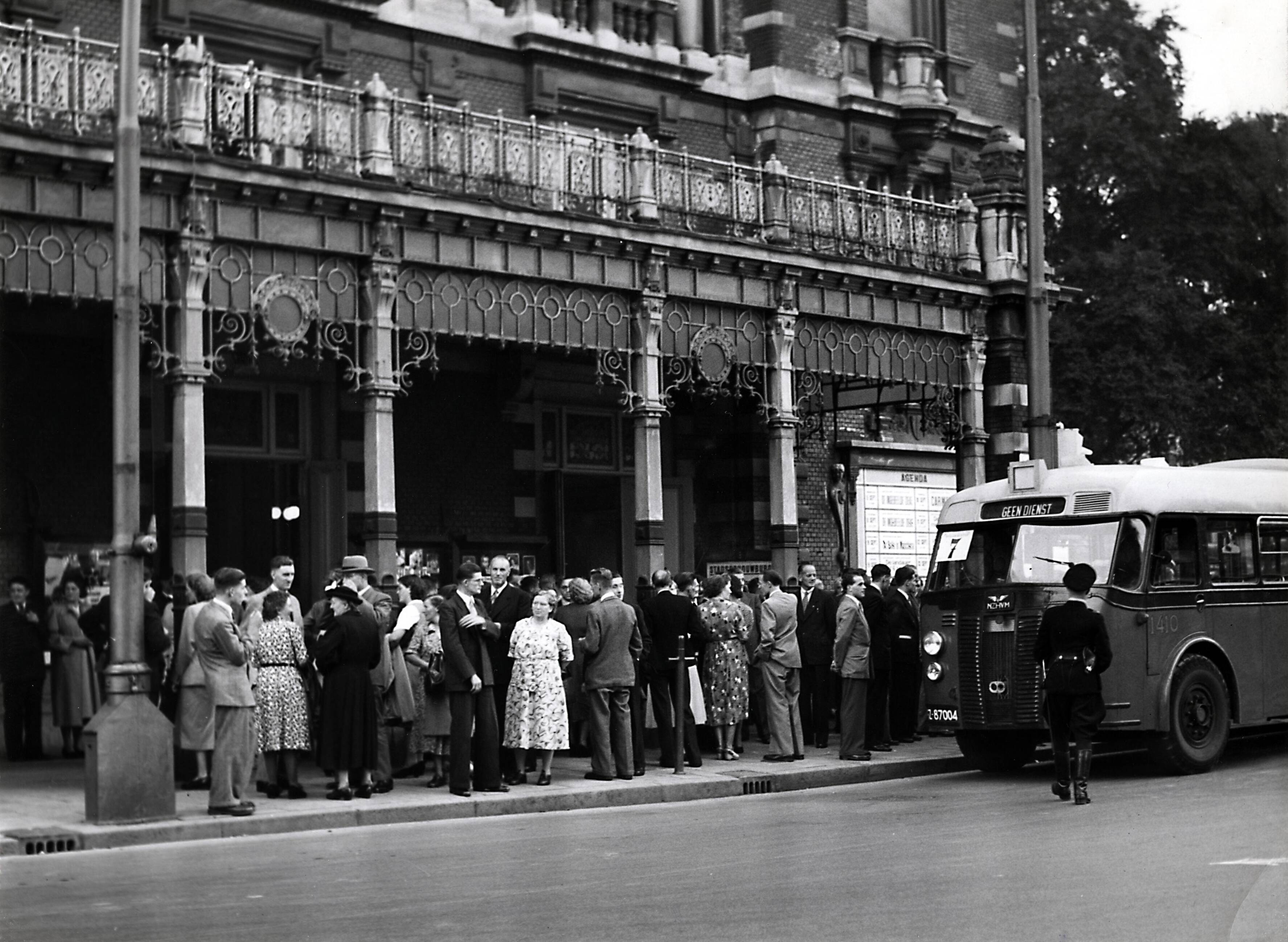 Drukkerij Spaarnestad — [40-jarig jubileum N.V. De Spaarnestad] [feestavond in de Stadsschouwburg][personeel is met bussen naar de Stadsschouwburg gebracht] — Foto: Fotograaf Onbekend / Fotobureau onbekend / Spaarnestad Photo (05887). Licentie: Set B: Rechtenvrij / Publiek Domein. Bron: Nationaal Archief. http://hdl.handle.net/10648/35429da6-3a13-a382-e063-6df0900a6686