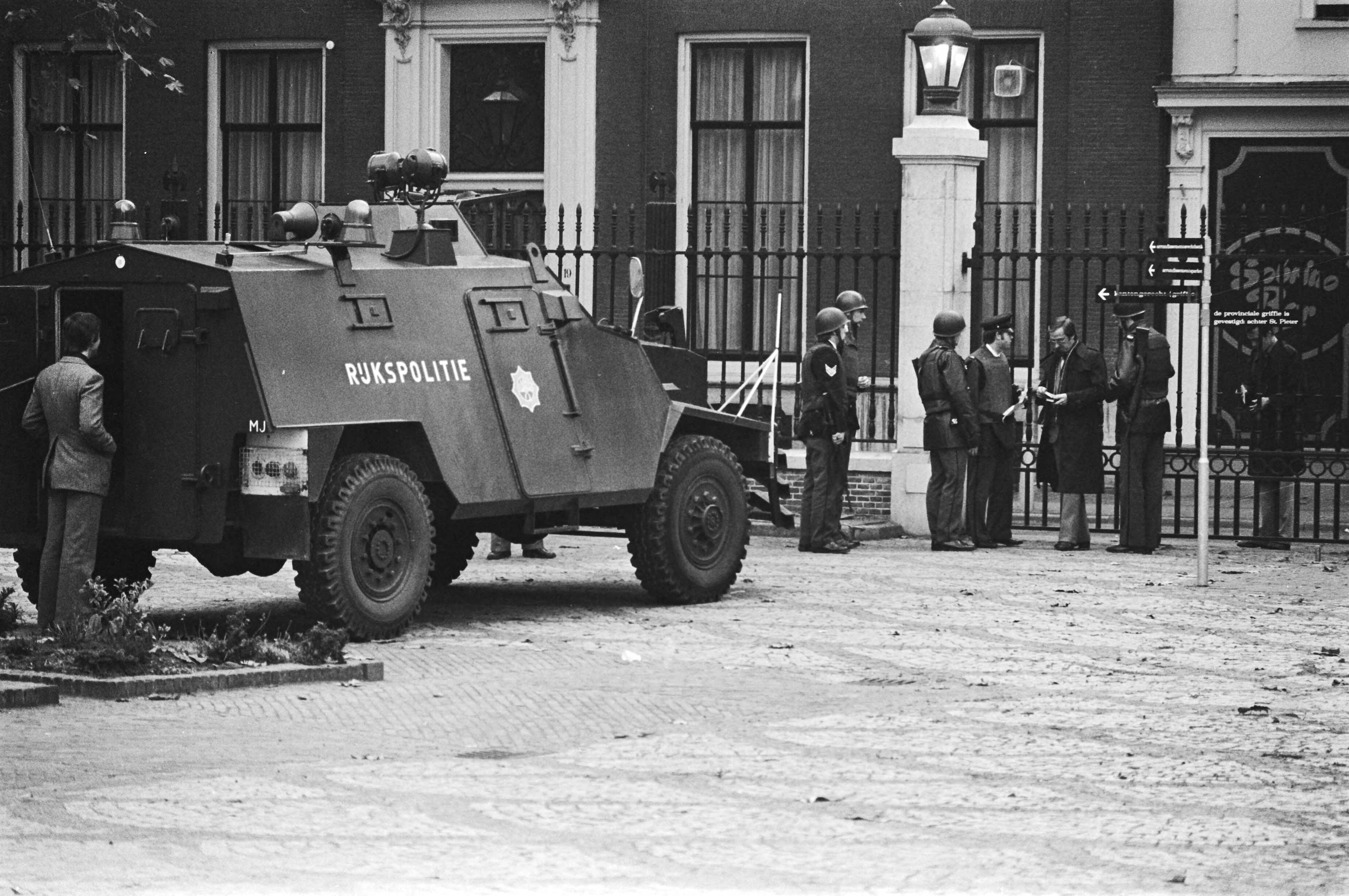 Fotocollectie Anefo — Proces tegen RAF-lid Kurt Folkerts in Utrecht; Een Sankey pantserwagen van de Rijkspolitie voor het gerechtsgebouw — Foto: Peters, Hans / Anefo. Licentie: Set B: Rechtenvrij / Publiek Domein. Bron: Nationaal Archief. http://hdl.handle.net/10648/aca7bcd2-d0b4-102d-bcf8-003048976d84