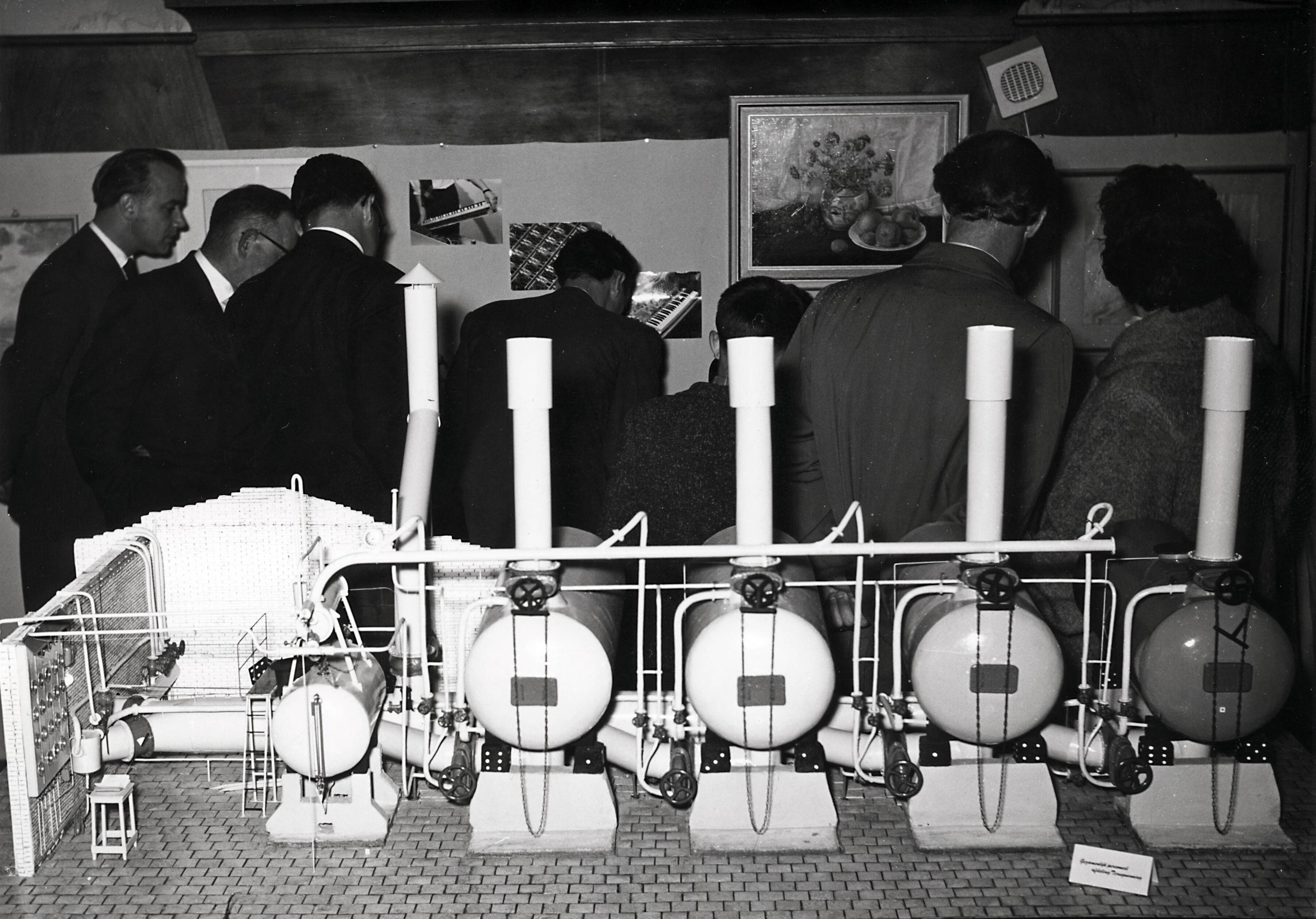 Collectie nader te bepalen — Drukkerij N.V. De Spaarnestad. Tentoonstelling vrijetijdsbesteding personeel, 1960 — Foto: Fotograaf Onbekend / Fotobureau onbekend / Spaarnestad Photo (05887). Licentie: Set B: Rechtenvrij / Publiek Domein. Bron: Nationaal Archief. http://hdl.handle.net/10648/35429da6-3e55-a382-e063-6df0900a6686