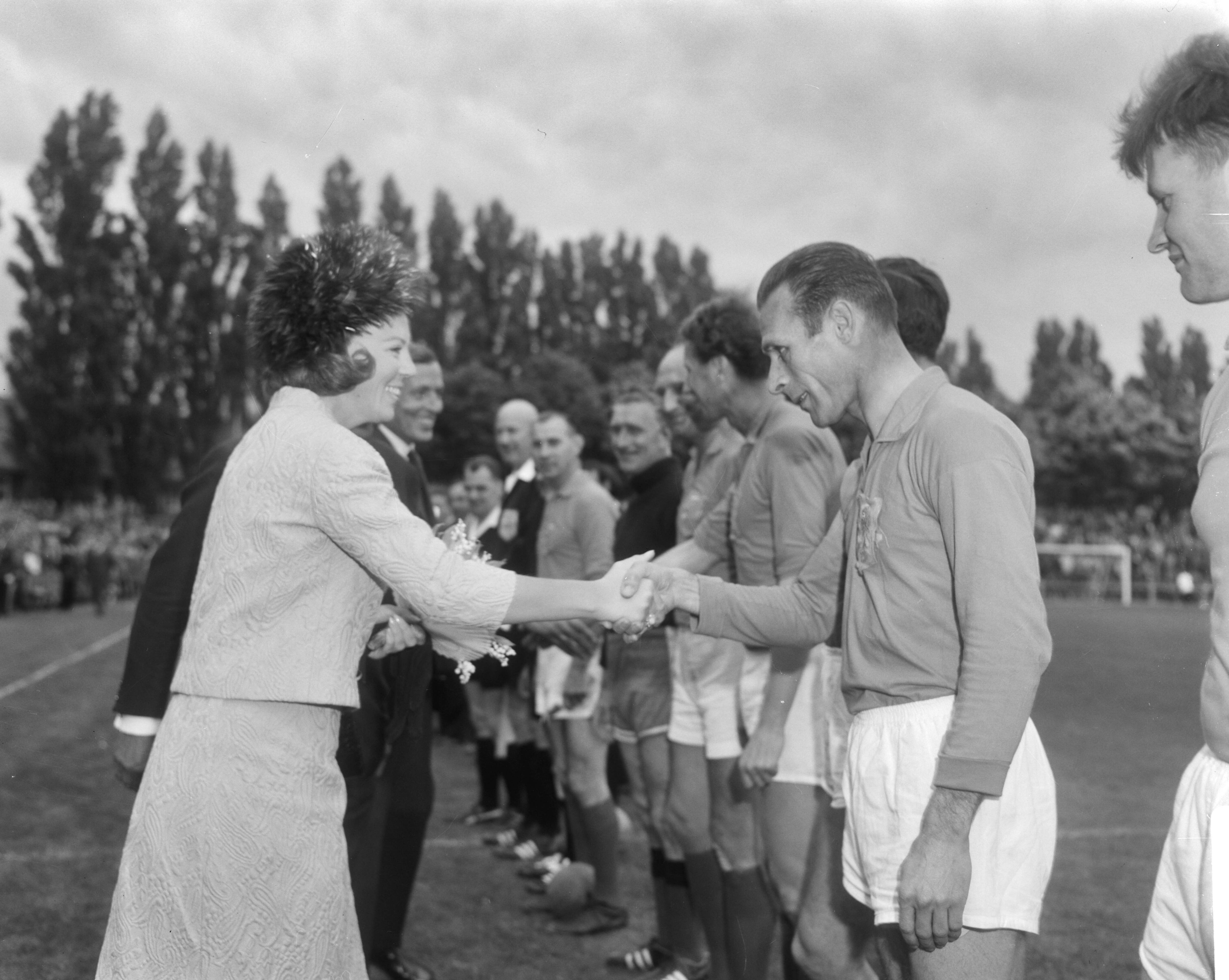 Fotocollectie Anefo — Prinses Beatrix en prins Claus bij voetbalwestrijd Nederland tegen Engeland, oud-internationals te Breda — Foto: Bilsen, Joop van / Anefo. Licentie: Set B: Rechtenvrij / Publiek Domein. Bron: Nationaal Archief. http://hdl.handle.net/10648/aaeb7a96-d0b4-102d-bcf8-003048976d84