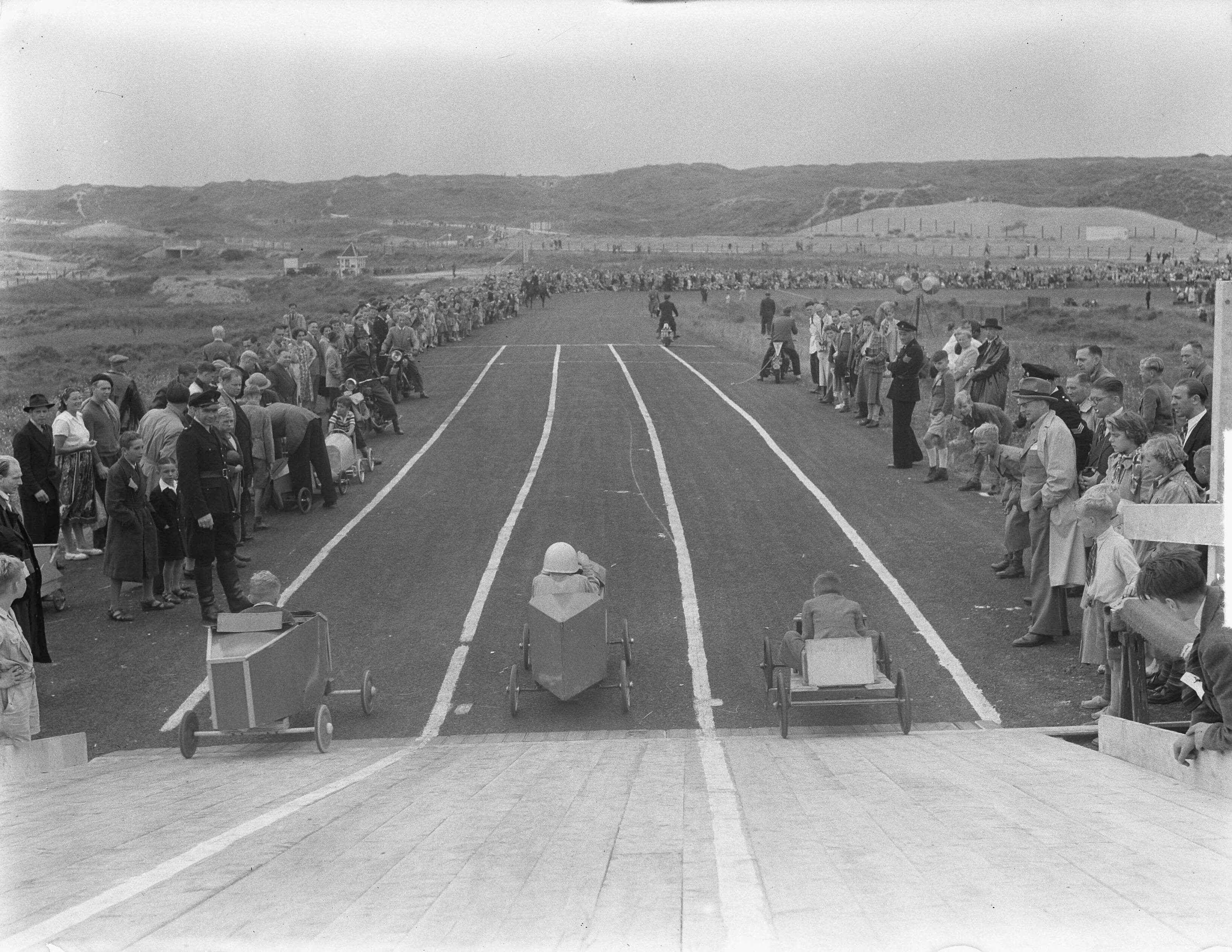 Nationale Zeepkistenrace Zandvoort — Nationale Zeepkistenrace te Zandvoort. Start — Foto: Pot, Harry / Anefo. Licentie: Set B: Rechtenvrij / Publiek Domein. Bron: Nationaal Archief. http://hdl.handle.net/10648/a8dd5990-d0b4-102d-bcf8-003048976d84