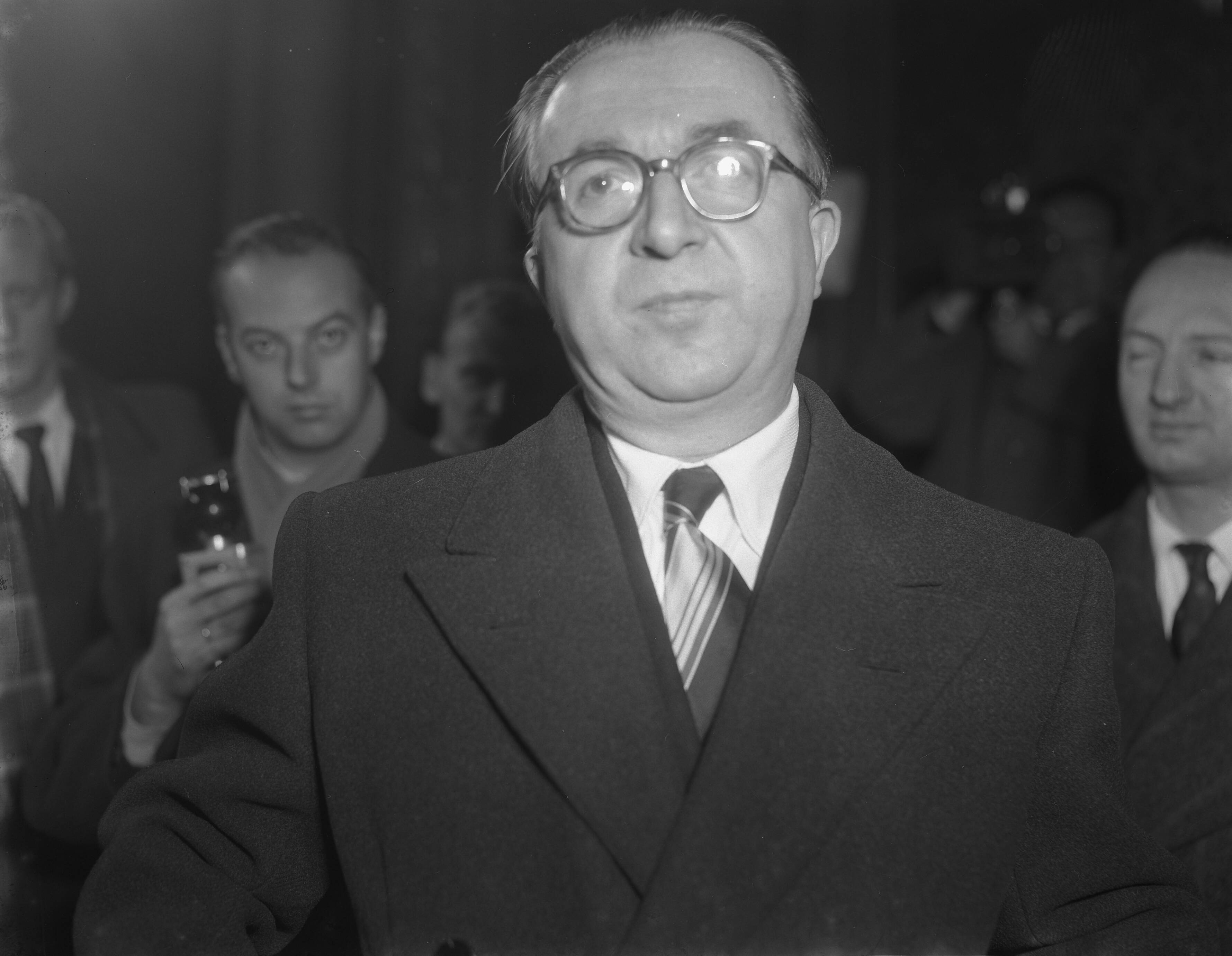 Fotocollectie Anefo — Aankomst van de Italiaanse minister-president, Giuseppe Pella, op station H.S. te Den Haag — Foto: Duinen, G.W. van / Anefo. Licentie: Set B: Rechtenvrij / Publiek Domein. Bron: Nationaal Archief. http://hdl.handle.net/10648/a91800ae-d0b4-102d-bcf8-003048976d84