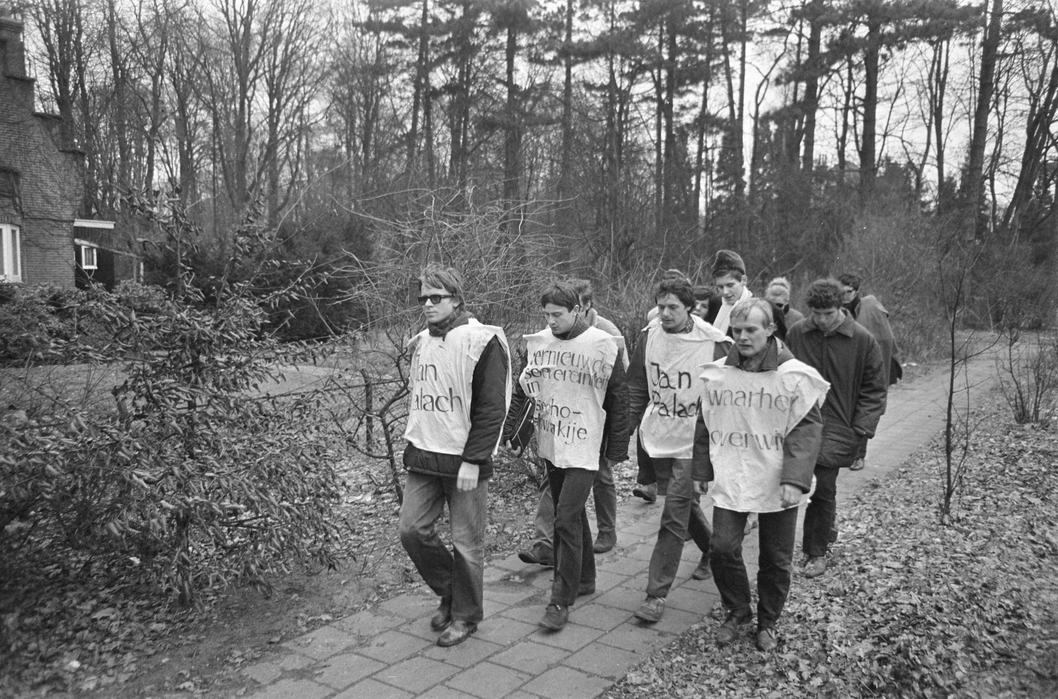 Fotocollectie Anefo — Tsjechische studenten in Nederland protesteren tegen toestand in Tsjecho Slowakije de studenten op weg naar Den Haag — Foto: Nijs, Jac. de / Anefo. Licentie: Set B: Rechtenvrij / Publiek Domein. Bron: Nationaal Archief. http://hdl.handle.net/10648/ab5b9222-d0b4-102d-bcf8-003048976d84