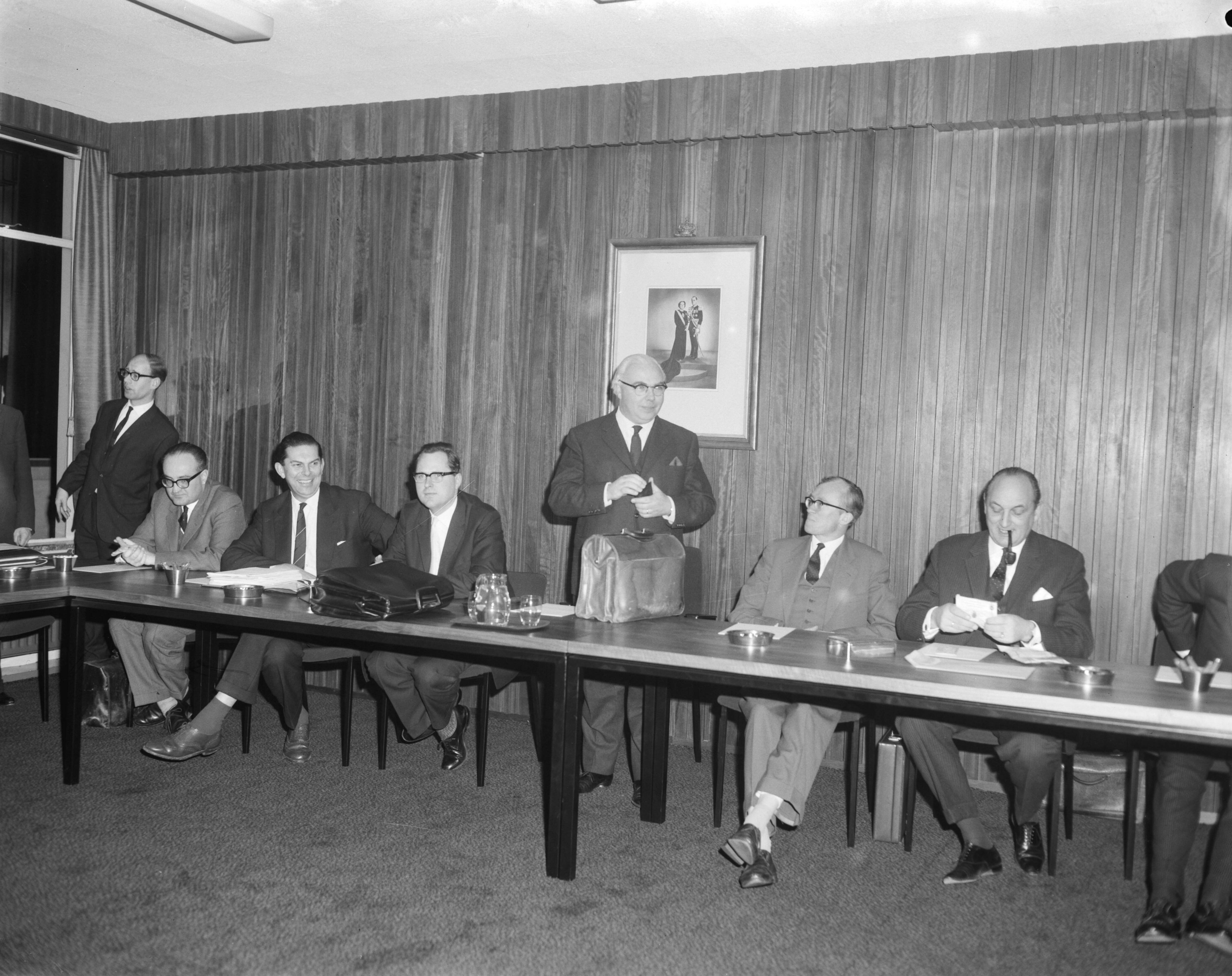 Fotocollectie Anefo — In het gebouw van de Stichting van de Arbeid te Voorburg vond overleg plaats tussen regering en het bestuur van de Stichting over lonen en prijzen. vlnr. de ministers Bogaers, Biesheuvel, Andriessen, Veldkamp (staand), Witteveen en Toxopeus — Foto: Bilsen, Joop van / Anefo. Licentie: Set B: Rechtenvrij / Publiek Domein. Bron: Nationaal Archief. http://hdl.handle.net/10648/aa577c7e-d0b4-102d-bcf8-003048976d84