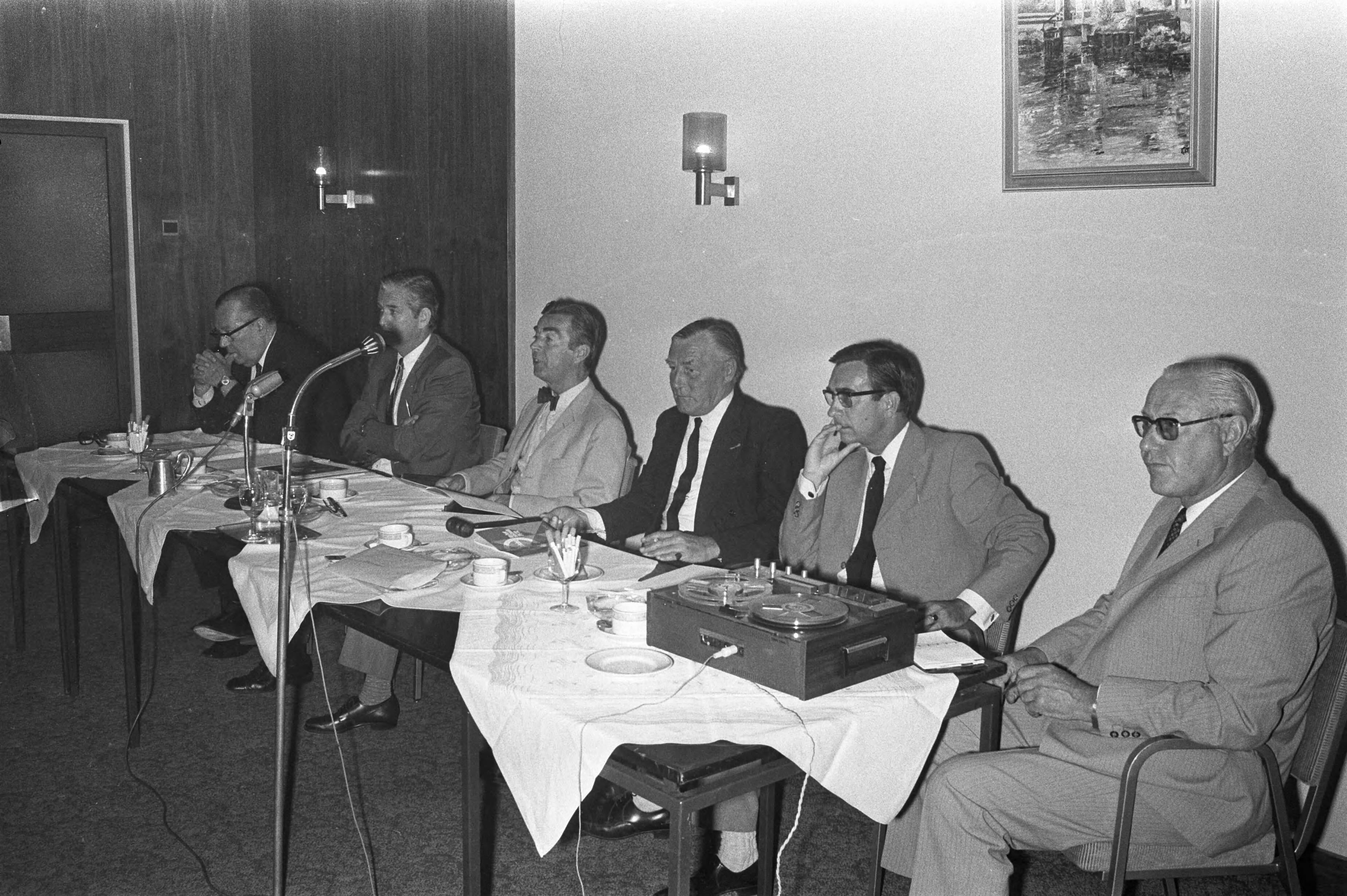 Fotocollectie Anefo — Persconferentie AVRO, Hilversum — Foto: Peters, Hans / Anefo. Licentie: Set B: Rechtenvrij / Publiek Domein. Bron: Nationaal Archief. http://hdl.handle.net/10648/abcdab1e-d0b4-102d-bcf8-003048976d84