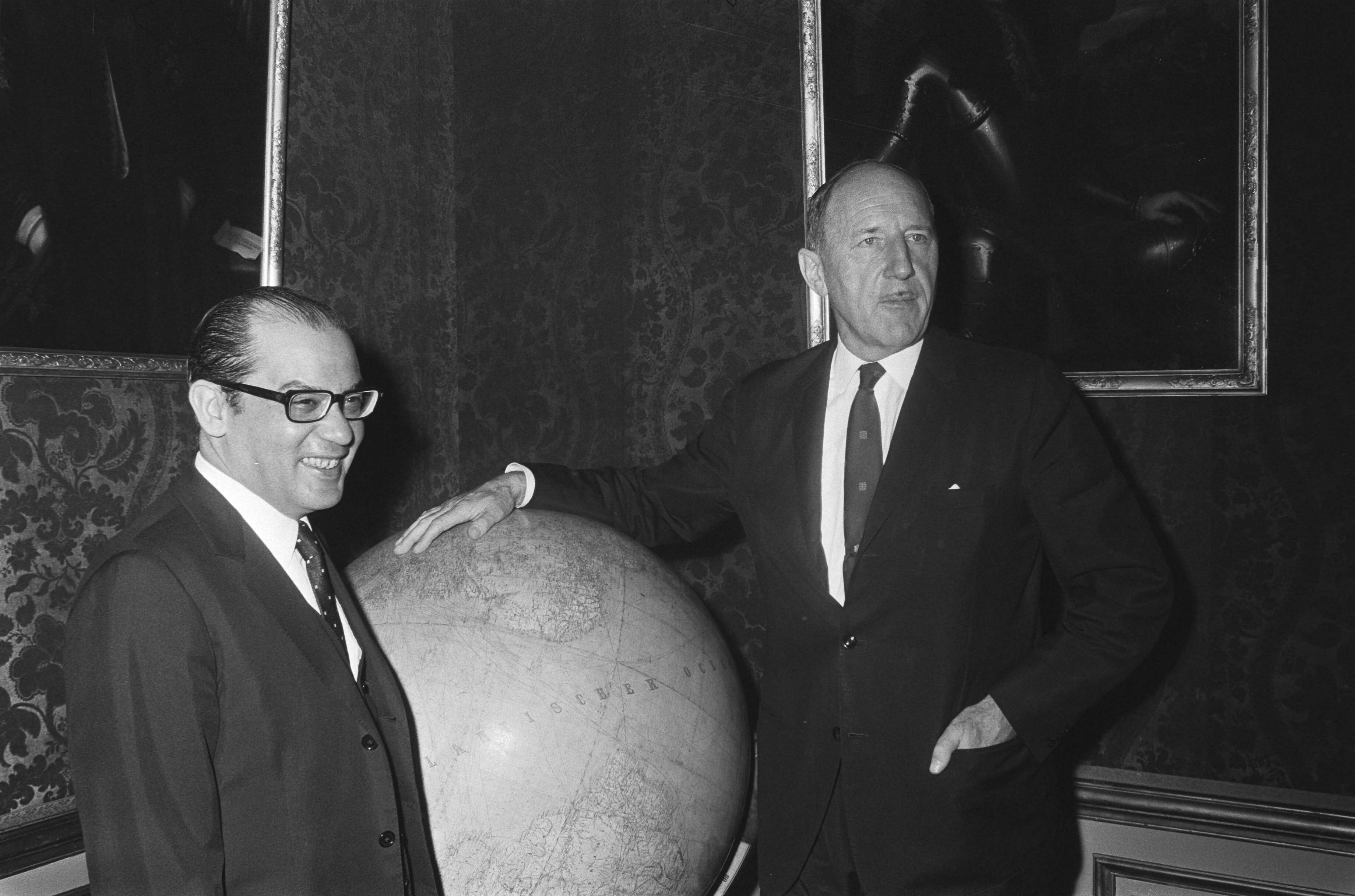 Fotocollectie Anefo — Minister Luns ontvangt Italiaan F. M. Malfatti voorzitt Comissie voor Europese Gemeenschappen in Den Haag ; links Malfatti, rechts Luns — Foto: Koch, Eric / Anefo. Licentie: Set B: Rechtenvrij / Publiek Domein. Bron: Nationaal Archief. http://hdl.handle.net/10648/aba658b6-d0b4-102d-bcf8-003048976d84