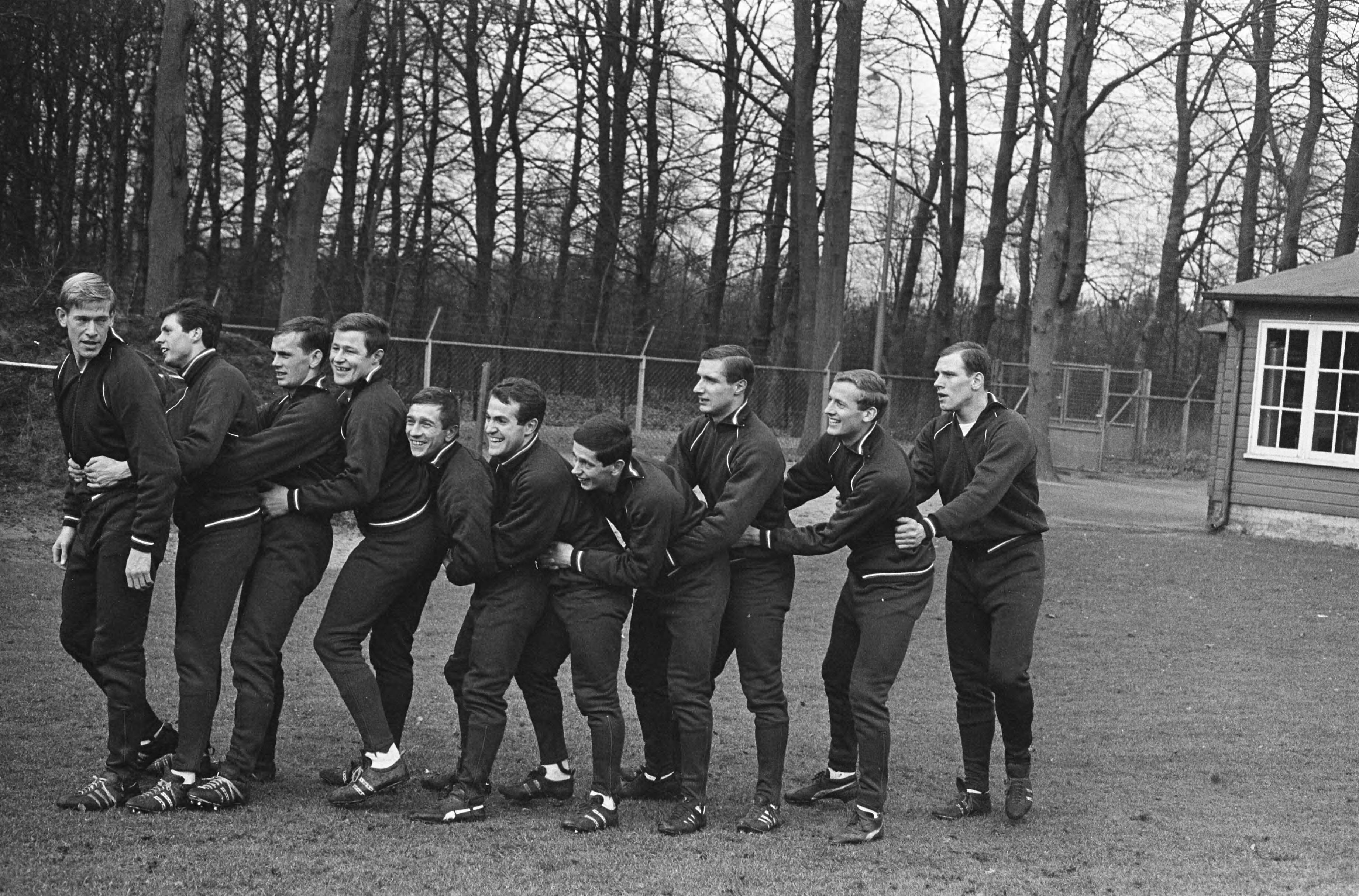 Fotocollectie Anefo — Training Nederlands eljtal Zeist, Kemper, Suurbier, Van der Kuilen, Israel, Flinkevleugel, Muller, De Zoete, Veldhoen, Nuninga en Van Leeuwen — Foto: Kroon, Ron / Anefo. Licentie: Set B: Rechtenvrij / Publiek Domein. Bron: Nationaal Archief. http://hdl.handle.net/10648/ab0eeeea-d0b4-102d-bcf8-003048976d84