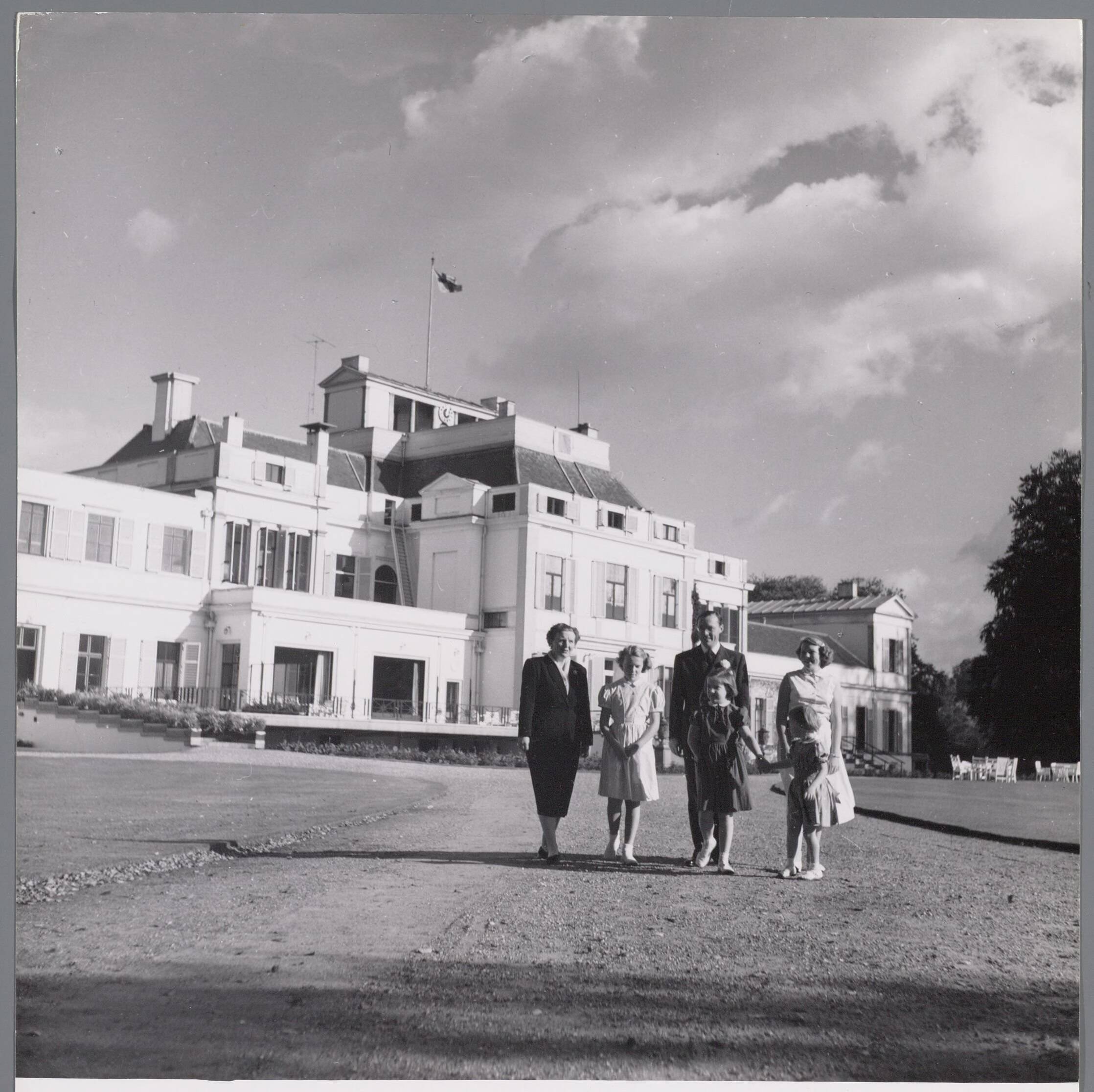 Fotocollectie RVD / Koninklijk Huis — Koningin Juliana en prins Bernhard met de prinsessen Beatrix, Irene, Margriet en Marijke in de tuin bij Paleis Soestdijk — Foto: Onbekend / RVD. Licentie: Set B: Rechtenvrij / Publiek Domein. Bron: Nationaal Archief. http://hdl.handle.net/10648/afac3d5e-d0b4-102d-bcf8-003048976d84