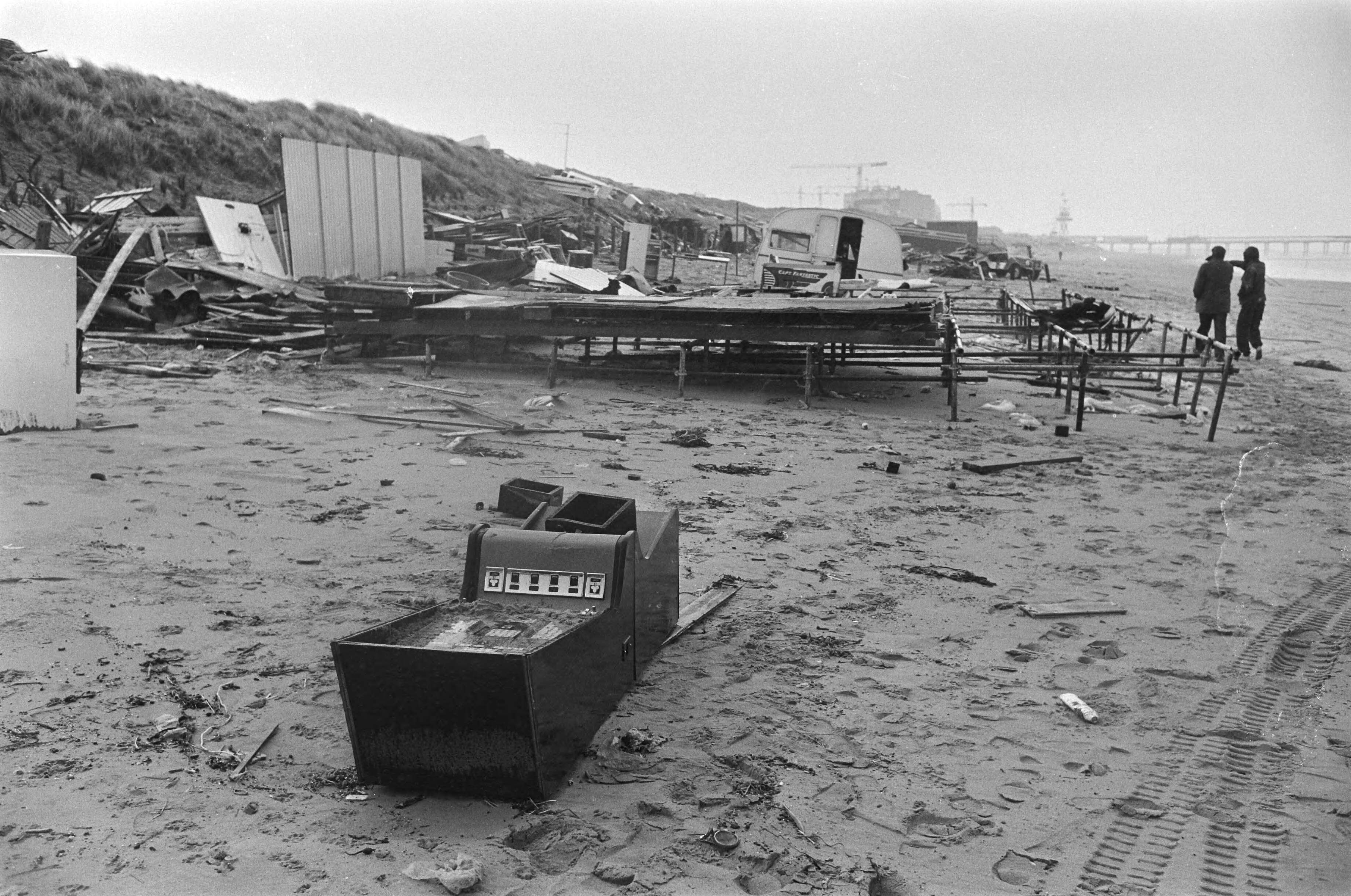 Fotocollectie Anefo — Stormschade aan strandtenten en paviljoens in Scheveningen — Foto: Suyk, Koen / Anefo. Licentie: Set B: Rechtenvrij / Publiek Domein. Bron: Nationaal Archief. http://hdl.handle.net/10648/acde8cd0-d0b4-102d-bcf8-003048976d84