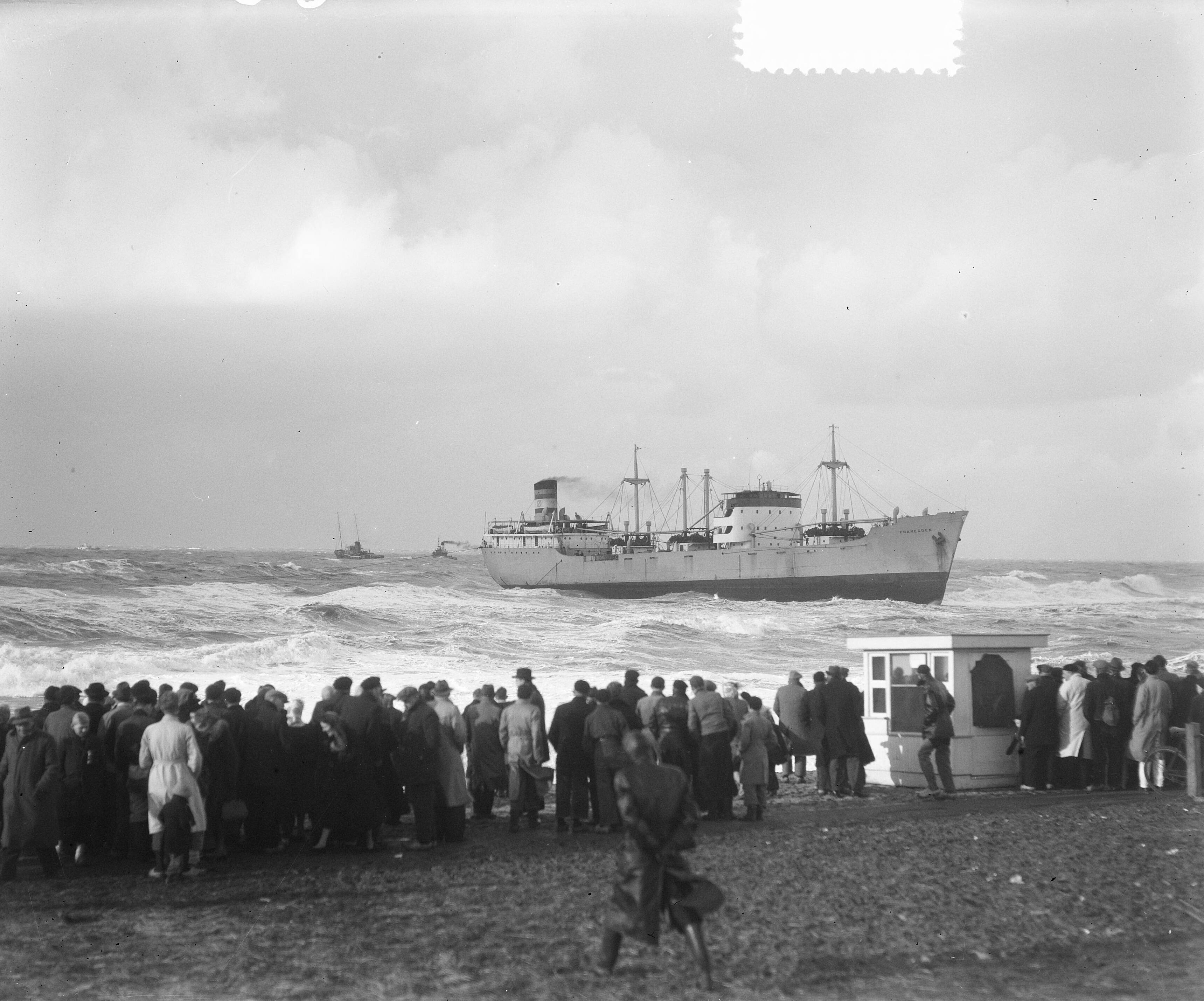 Gestrande Noorse vrachtschip ss. "Franeggen" — Gestrande Noorse vrachtschip ss. "Franeggen" los voor de Hondsbossche Zeewering — Foto: Duinen, H. van / Anefo. Licentie: Set B: Rechtenvrij / Publiek Domein. Bron: Nationaal Archief. http://hdl.handle.net/10648/a8f3f51a-d0b4-102d-bcf8-003048976d84