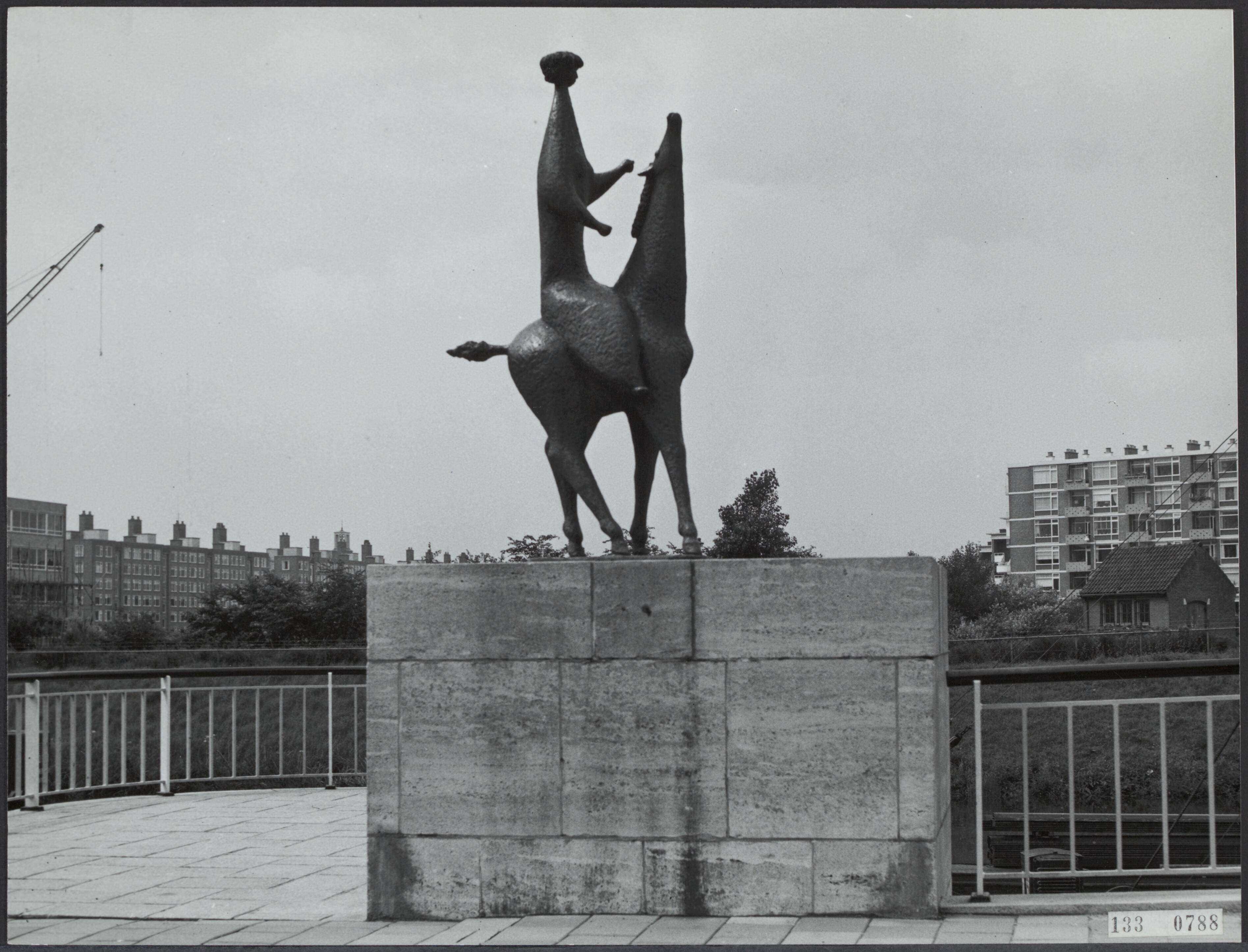 Fotocollectie Rijksvoorlichtingsdienst Eigen — Den Haag. Conradkade bij de Houtrustbrug: bronzen ruiterfiguur van Bram Roth (1916-1995) — Foto: Fotodienst Gemeente Den Haag. Licentie: Set B: Rechtenvrij / Publiek Domein. Bron: Nationaal Archief. http://hdl.handle.net/10648/af5a8af4-d0b4-102d-bcf8-003048976d84