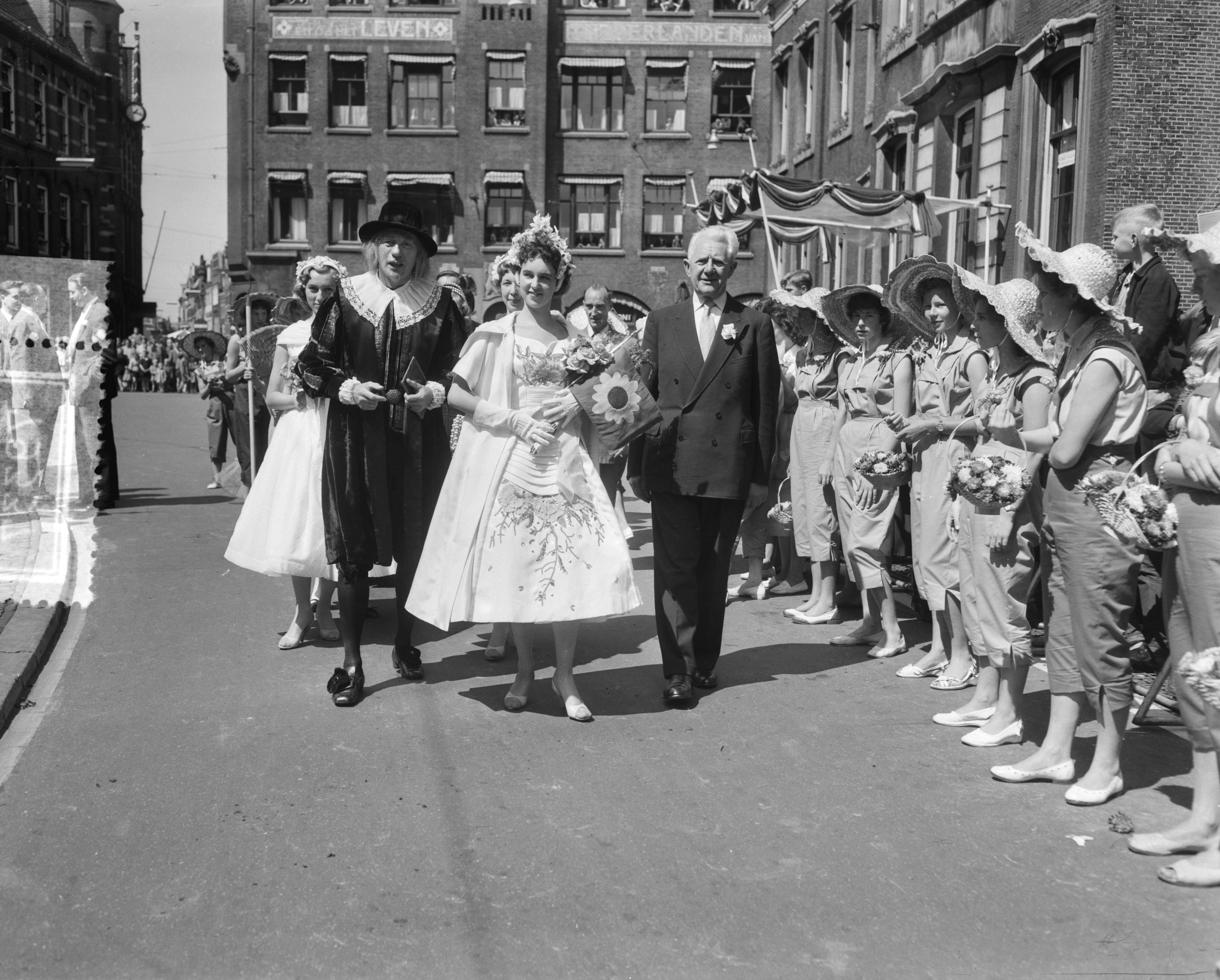 Fotocollectie Anefo — Bloemenkoningin Den Haag maak tocht door stad — Foto: Pot, Harry / Anefo. Licentie: Set B: Rechtenvrij / Publiek Domein. Bron: Nationaal Archief. http://hdl.handle.net/10648/a94cf408-d0b4-102d-bcf8-003048976d84
