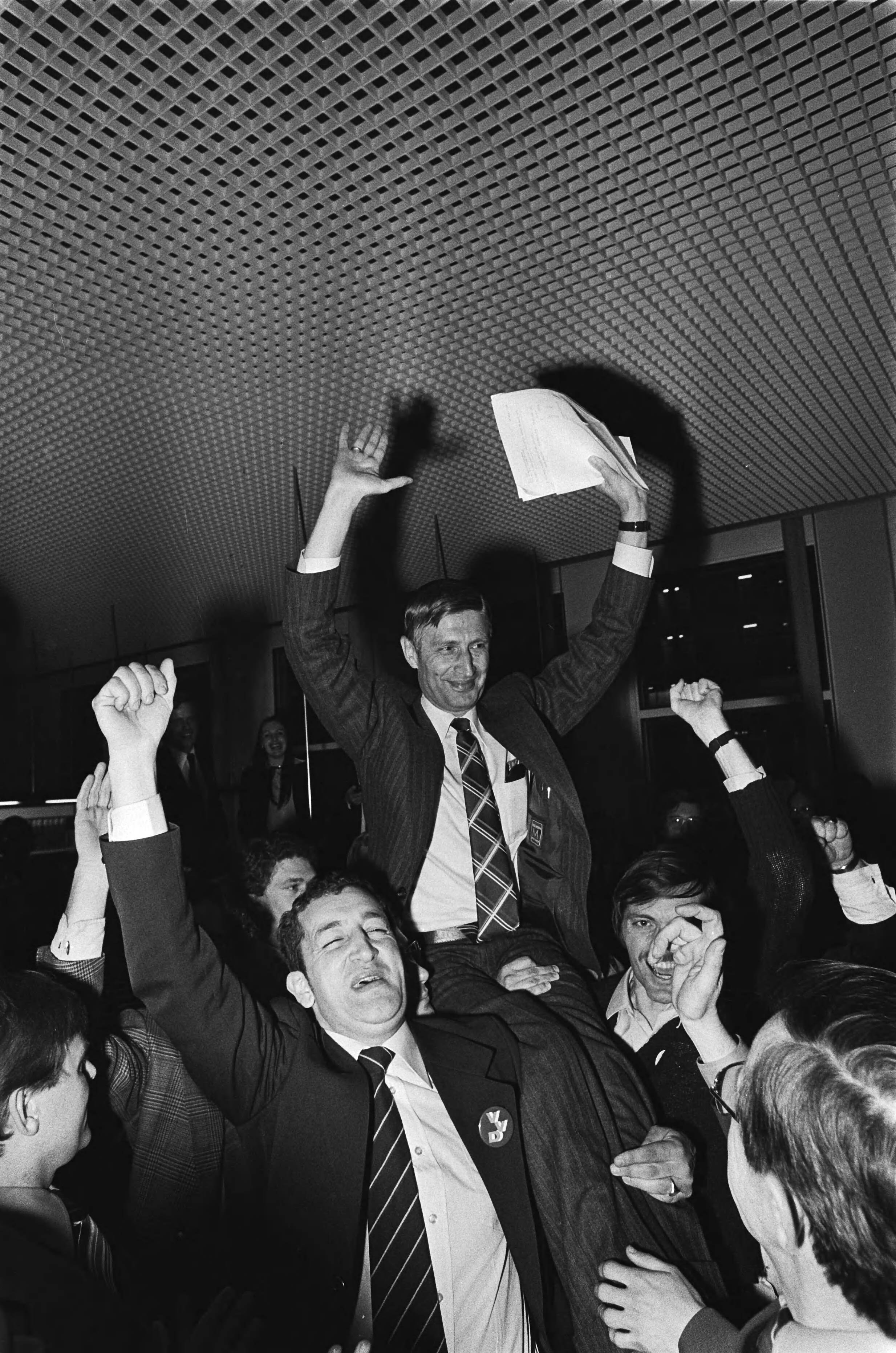 Fotocollectie Anefo — Verkiezingen Provinciale Staten , Van Agt viert overwinning in Provinciehuis in Den Haag ; Van Agt op schouders — Foto: Croes, Rob C. / Anefo. Licentie: Set B: Rechtenvrij / Publiek Domein. Bron: Nationaal Archief. http://hdl.handle.net/10648/acaf8606-d0b4-102d-bcf8-003048976d84