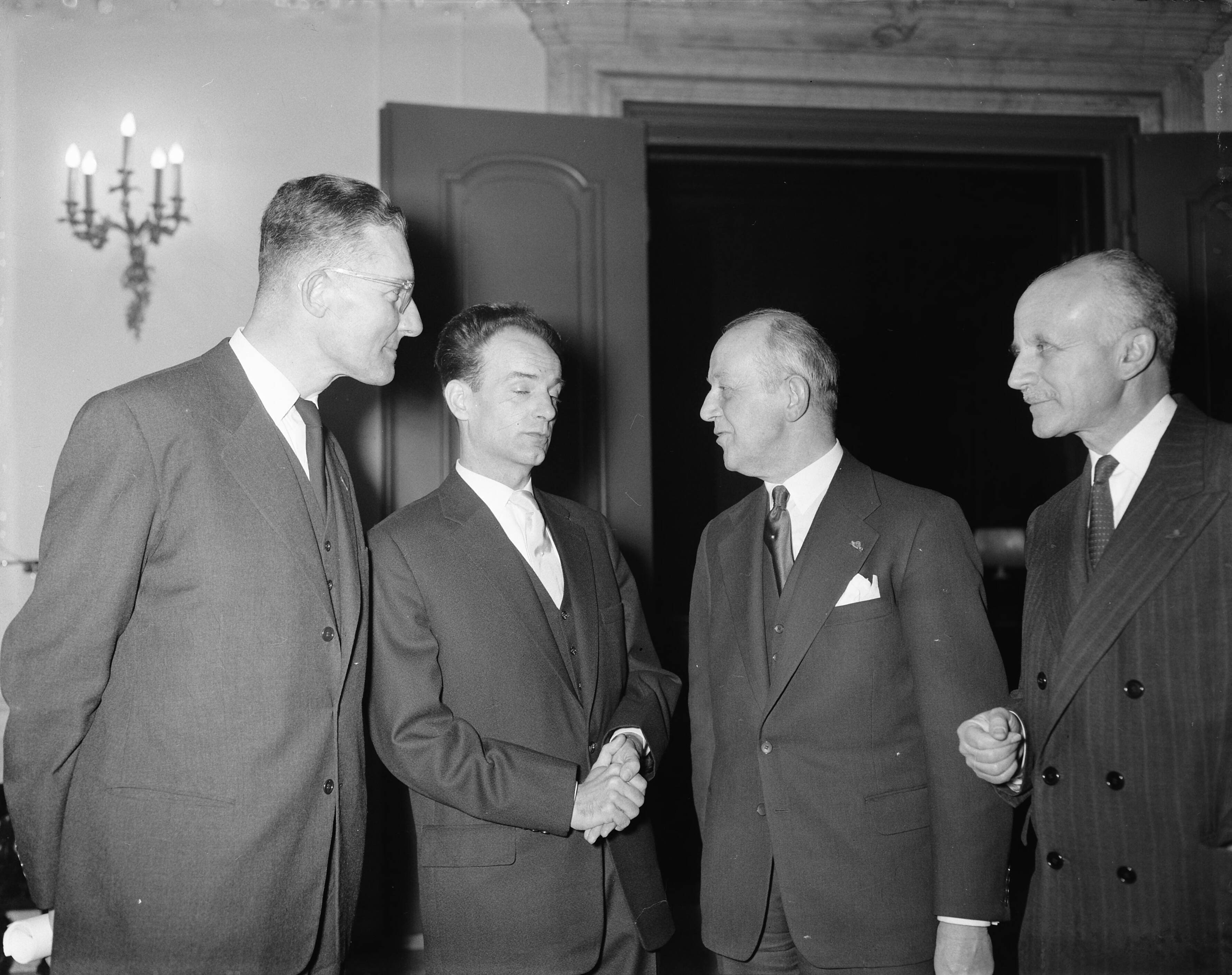 Fotocollectie Anefo — Uitreiking "M. Nijhoffprijs" te Den Haag door professor mr. G. J. Wiarda (links) aan Dolf Verspoor — Foto: Bilsen, Joop van / Anefo. Licentie: Set B: Rechtenvrij / Publiek Domein. Bron: Nationaal Archief. http://hdl.handle.net/10648/a9739e8c-d0b4-102d-bcf8-003048976d84
