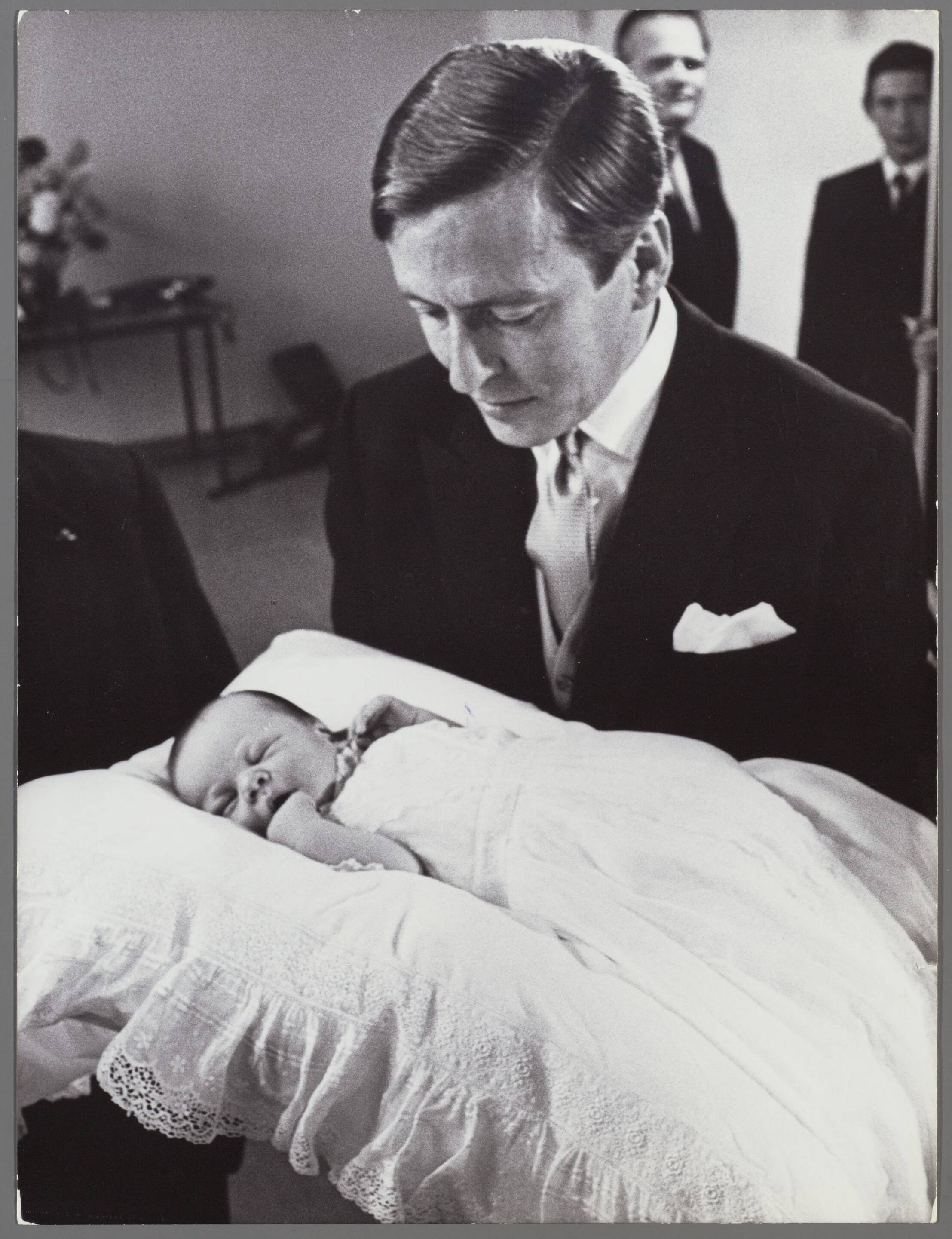 Fotocollectie RVD / Koninklijk Huis — Prins Johan Friso en Prins Claus op 28 september 1968 in het Academisch Ziekenhuis Utrecht — Foto: Nationaal Foto Persbureau / RVD. Licentie: Set B: Rechtenvrij / Publiek Domein. Bron: Nationaal Archief. http://hdl.handle.net/10648/afaecae2-d0b4-102d-bcf8-003048976d84