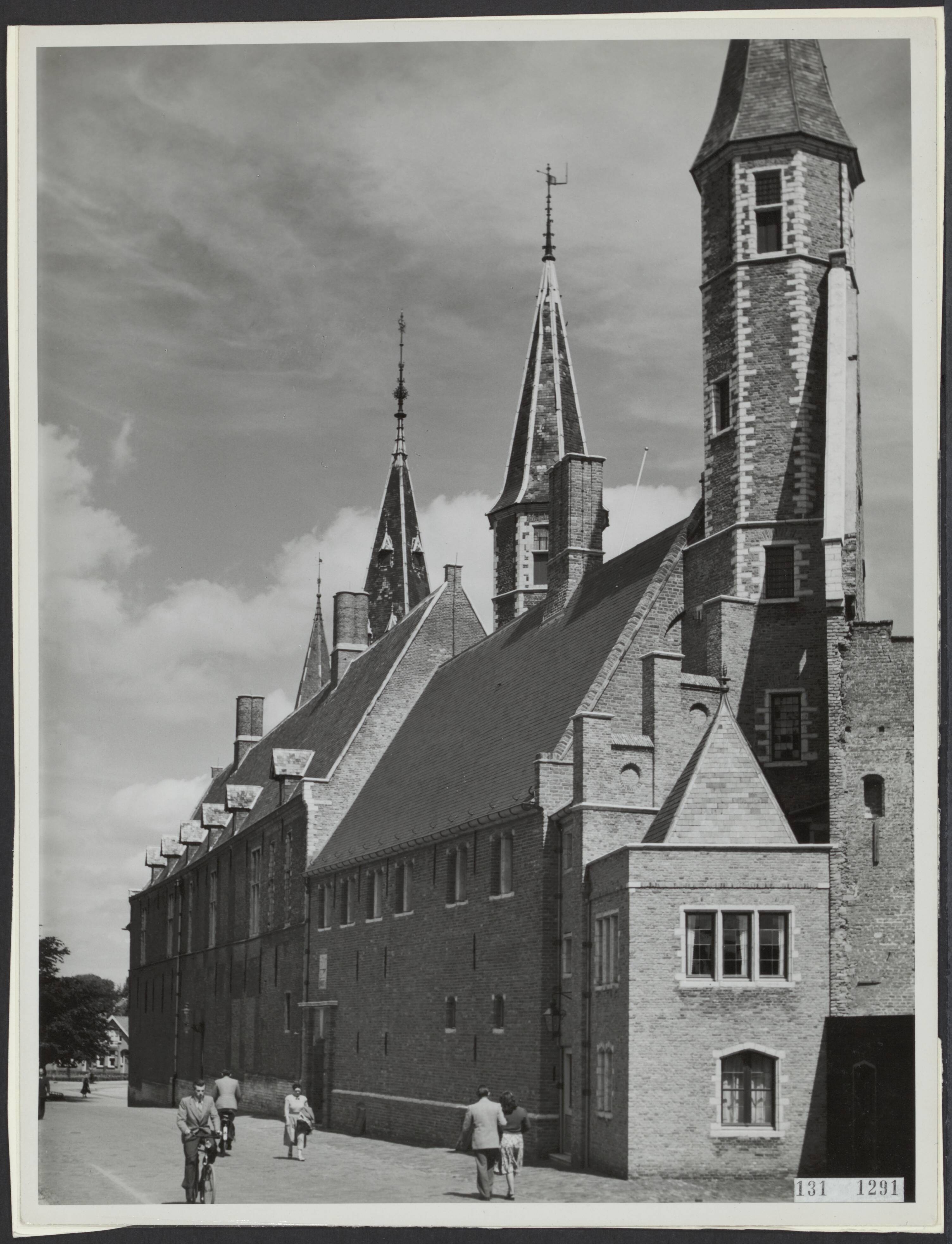Fotocollectie Rijksvoorlichtingsdienst Eigen — Middelburg. Abdijcomplex: de vleugel langs de Korte Burg — Foto: Last, A.P.H.. Licentie: Set B: Rechtenvrij / Publiek Domein. Bron: Nationaal Archief. http://hdl.handle.net/10648/af52071c-d0b4-102d-bcf8-003048976d84