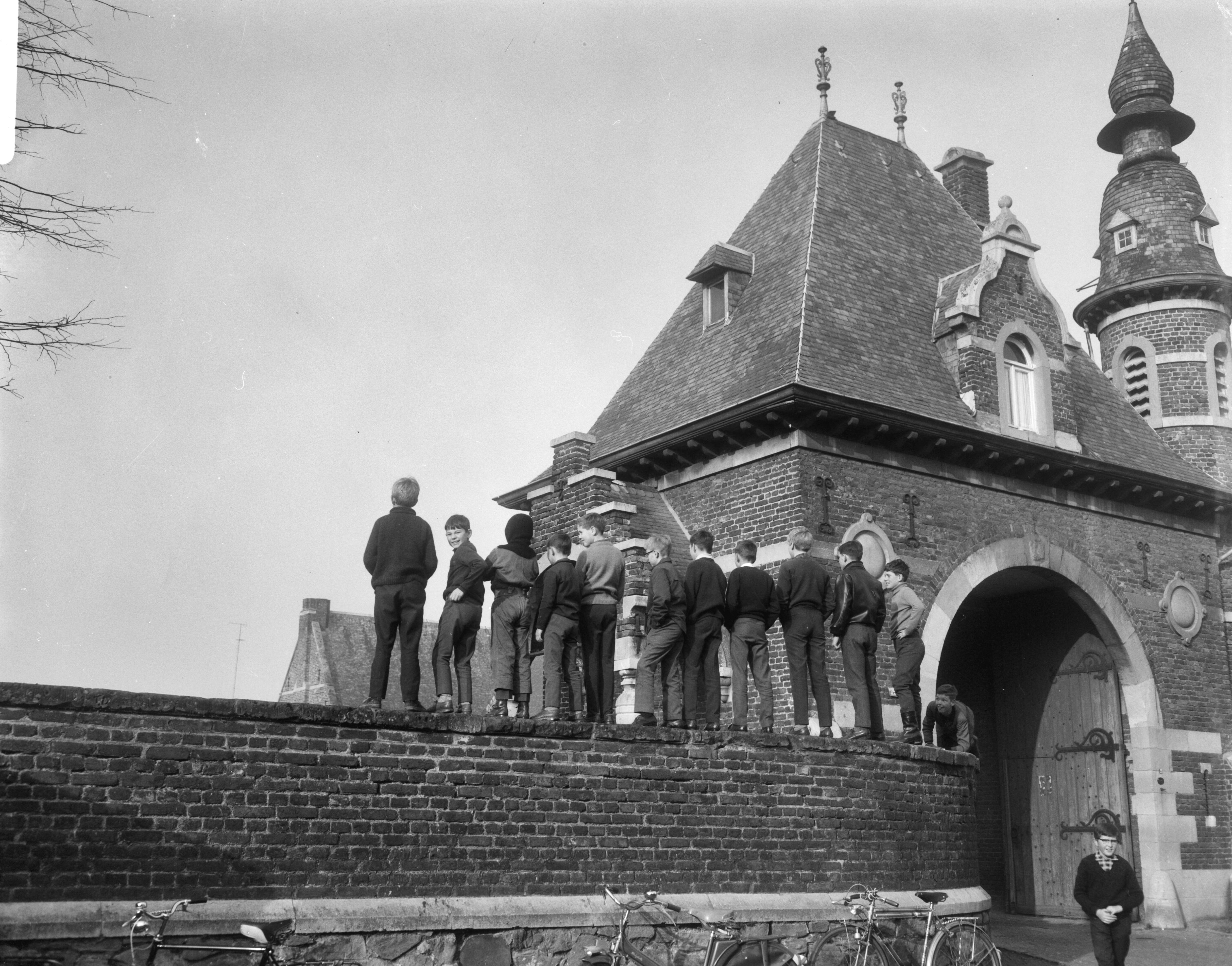 Provo's houden internationaal concilie in kasteel Borgharen te Maastricht — provo's|kastelen|Provo|Maastricht|Limburg|Borgharen — Foto: Bilsen, Joop van / Anefo. Licentie: Set B: Rechtenvrij / Publiek Domein. Bron: Nationaal Archief. http://hdl.handle.net/10648/ab04da72-d0b4-102d-bcf8-003048976d84