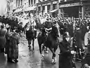 Fotocollectie Anefo / Londen — Feesten t.g.v. geboorte van prinses Beatrix. Optocht in Den Haag — Foto: Central Press Ltd. Licentie: Set B: Rechtenvrij / Publiek Domein. Bron: Nationaal Archief. http://hdl.handle.net/10648/ad80a592-d0b4-102d-bcf8-003048976d84