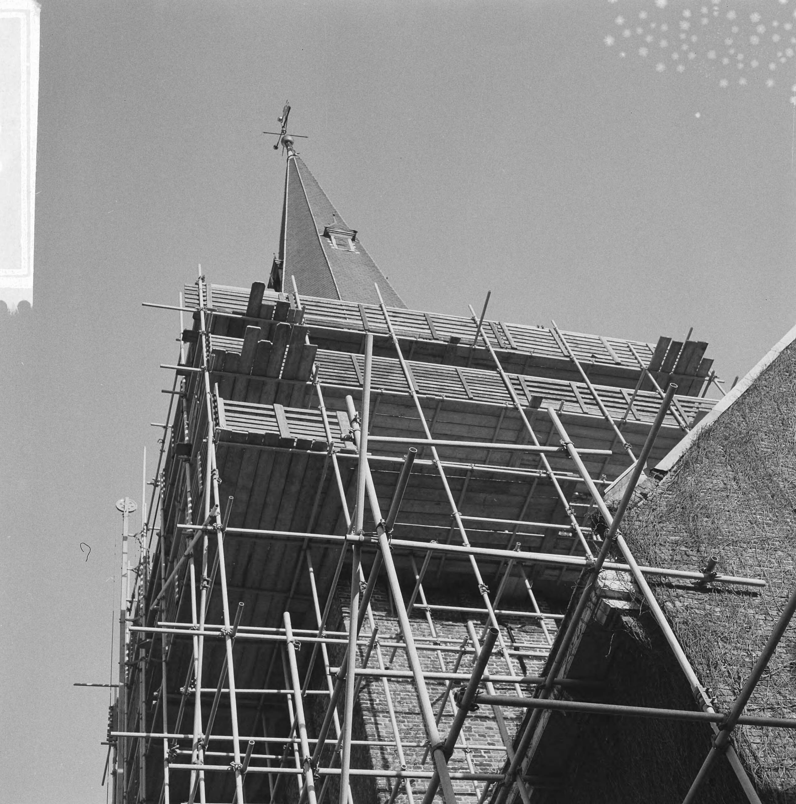 Restauratie van de oude dorpskerk te Voorburg — Toren van de oude dorpskerk in de steigers — Foto: Kroon, Ron / Anefo. Licentie: Set B: Rechtenvrij / Publiek Domein. Bron: Nationaal Archief. http://hdl.handle.net/10648/aacbba94-d0b4-102d-bcf8-003048976d84