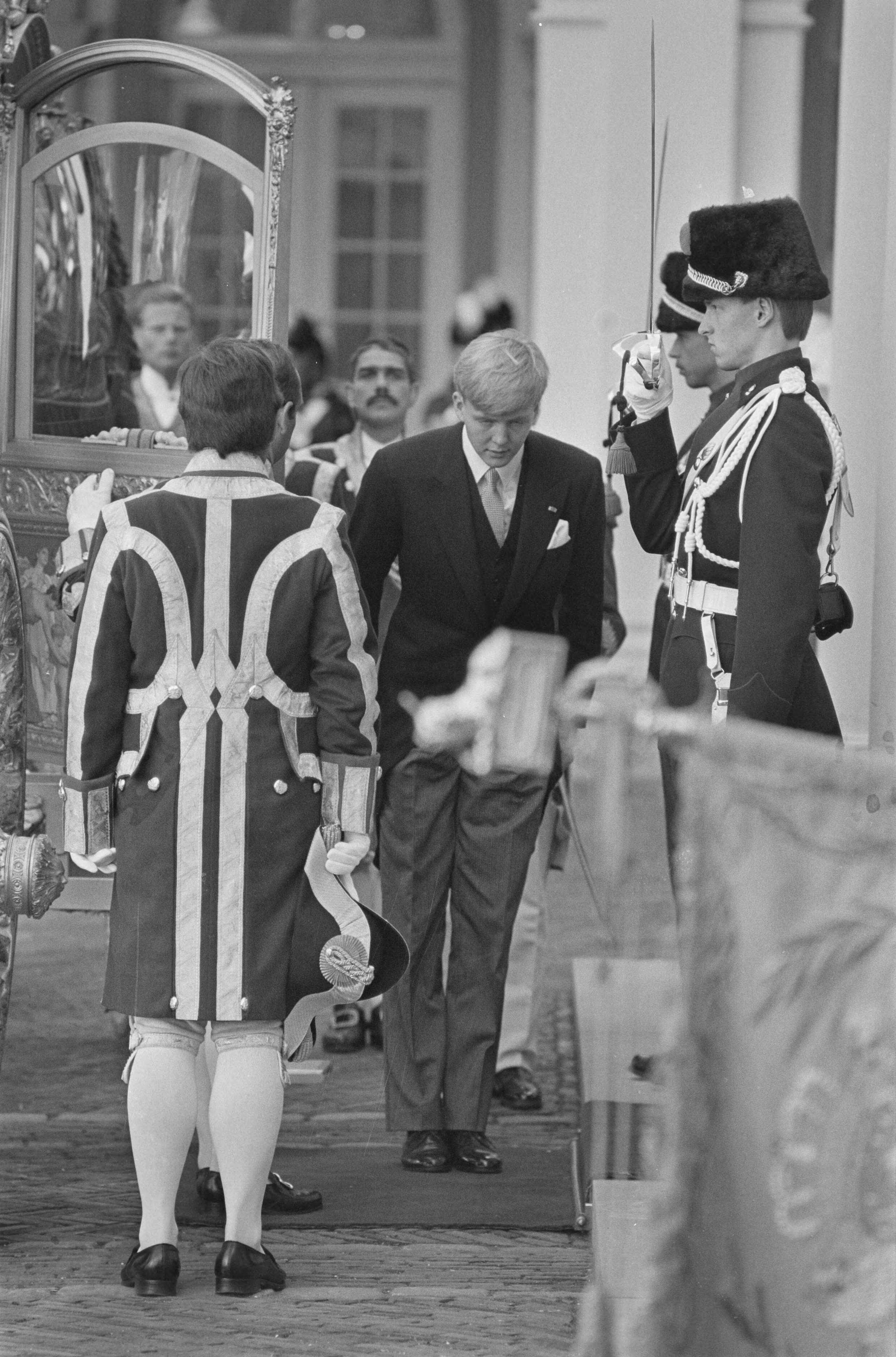 Fotocollectie Anefo — Prinsjesdag 1987, Den Haag ; Prins Willem Alexander buigt voor vaandel — Foto: Bogaerts, Rob / Anefo. Licentie: Set B: Rechtenvrij / Publiek Domein. Bron: Nationaal Archief. http://hdl.handle.net/10648/ad640fc2-d0b4-102d-bcf8-003048976d84