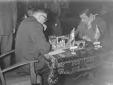 Fotocollectie Anefo — Landenschaakwedstrijd Nederland tegen Spanje. Dr. Max Euwe (links) tegen Roman Toran — Foto: Rossem, Wim van / Anefo. Licentie: Set B: Rechtenvrij / Publiek Domein. Bron: Nationaal Archief. http://hdl.handle.net/10648/a97aa100-d0b4-102d-bcf8-003048976d84